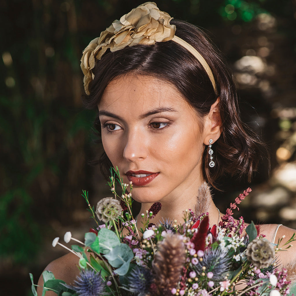 Pendientes largos de plata con circonitas circulares brillantes, elegantes y sofisticados, perfectos para cualquier ocasión.