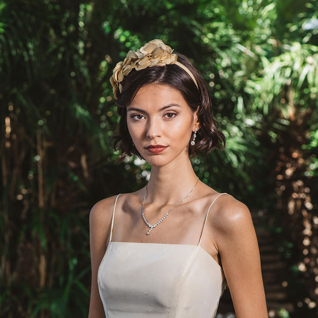 Pendientes largos de plata con circonitas circulares brillantes, elegantes y sofisticados, perfectos para cualquier ocasión.