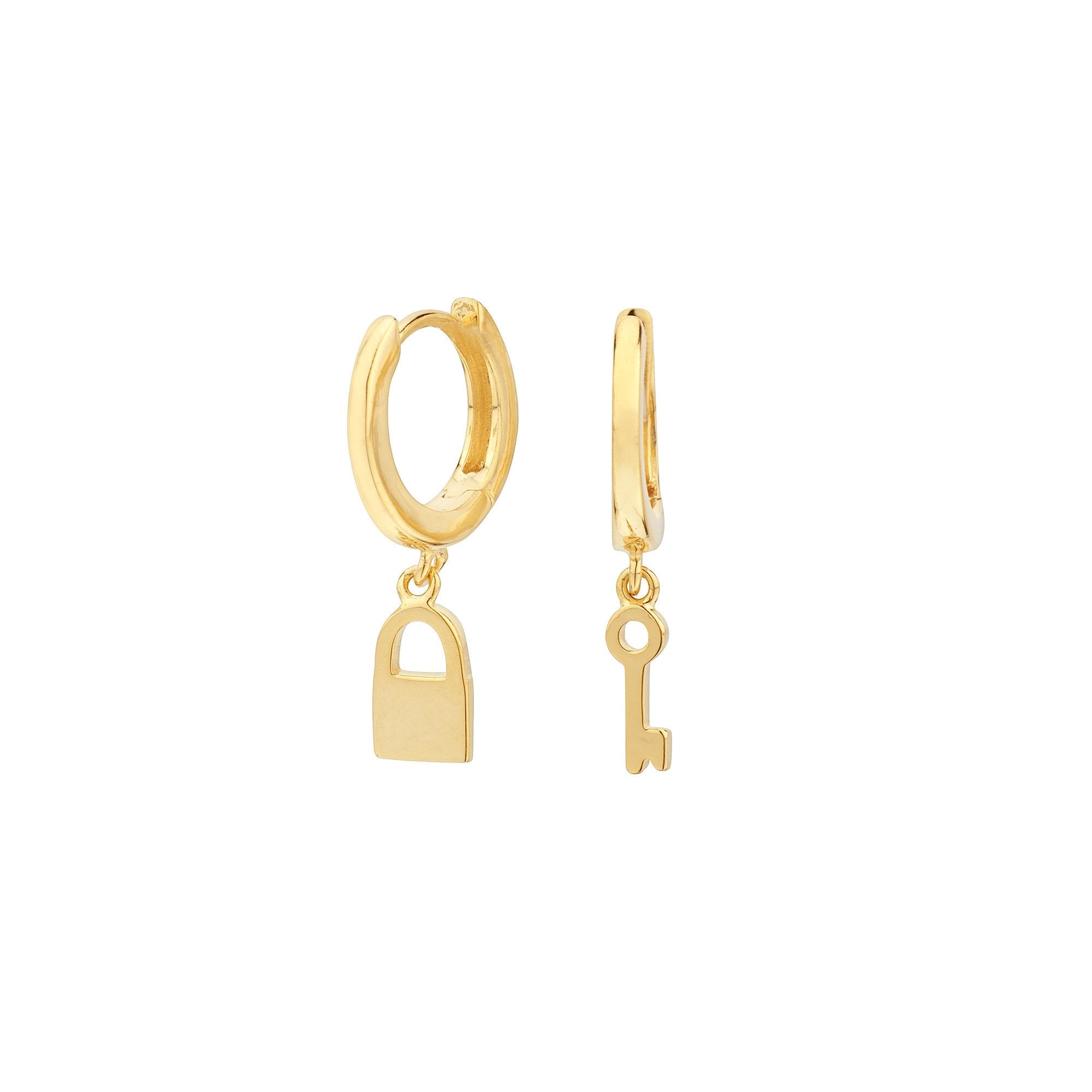 Pendientes en forma de llave y candado bañados en oro, con un diseño elegante y original, perfectos para cualquier ocasión.