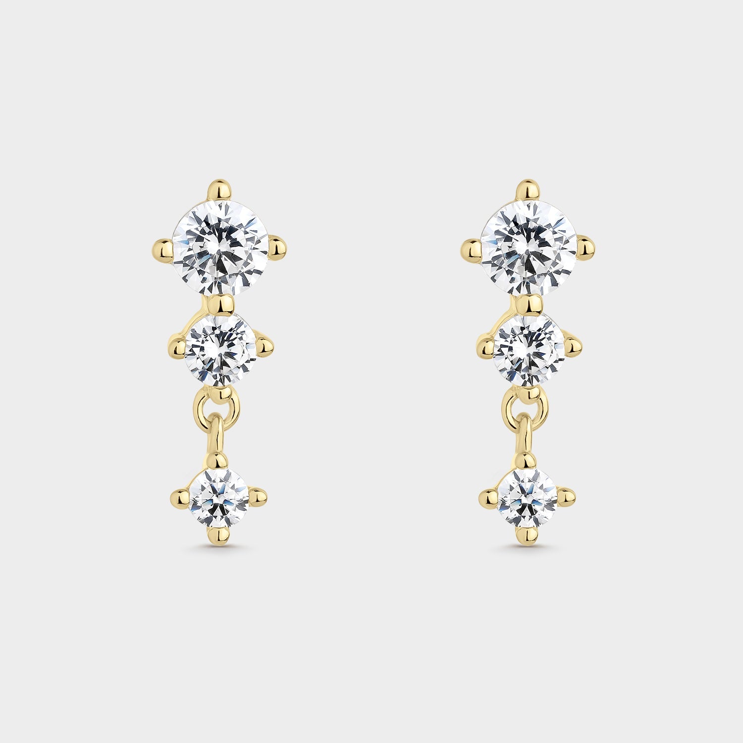 Pendientes de oro amarillo de 18K con circonitas blancas en forma de rombos, elegantes y brillantes.