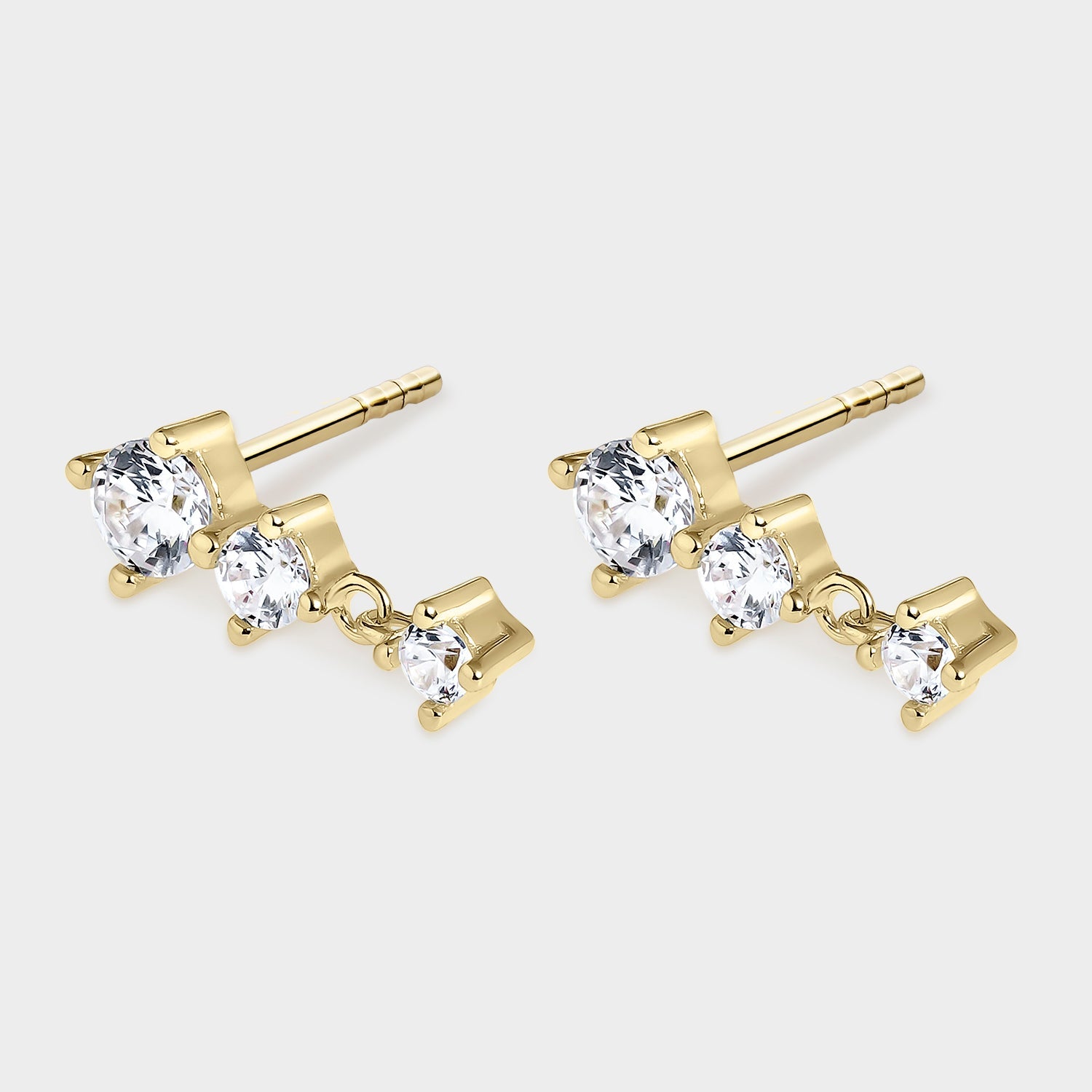 Pendientes de oro amarillo de 18K con circonitas blancas en forma de rombos, elegantes y brillantes.