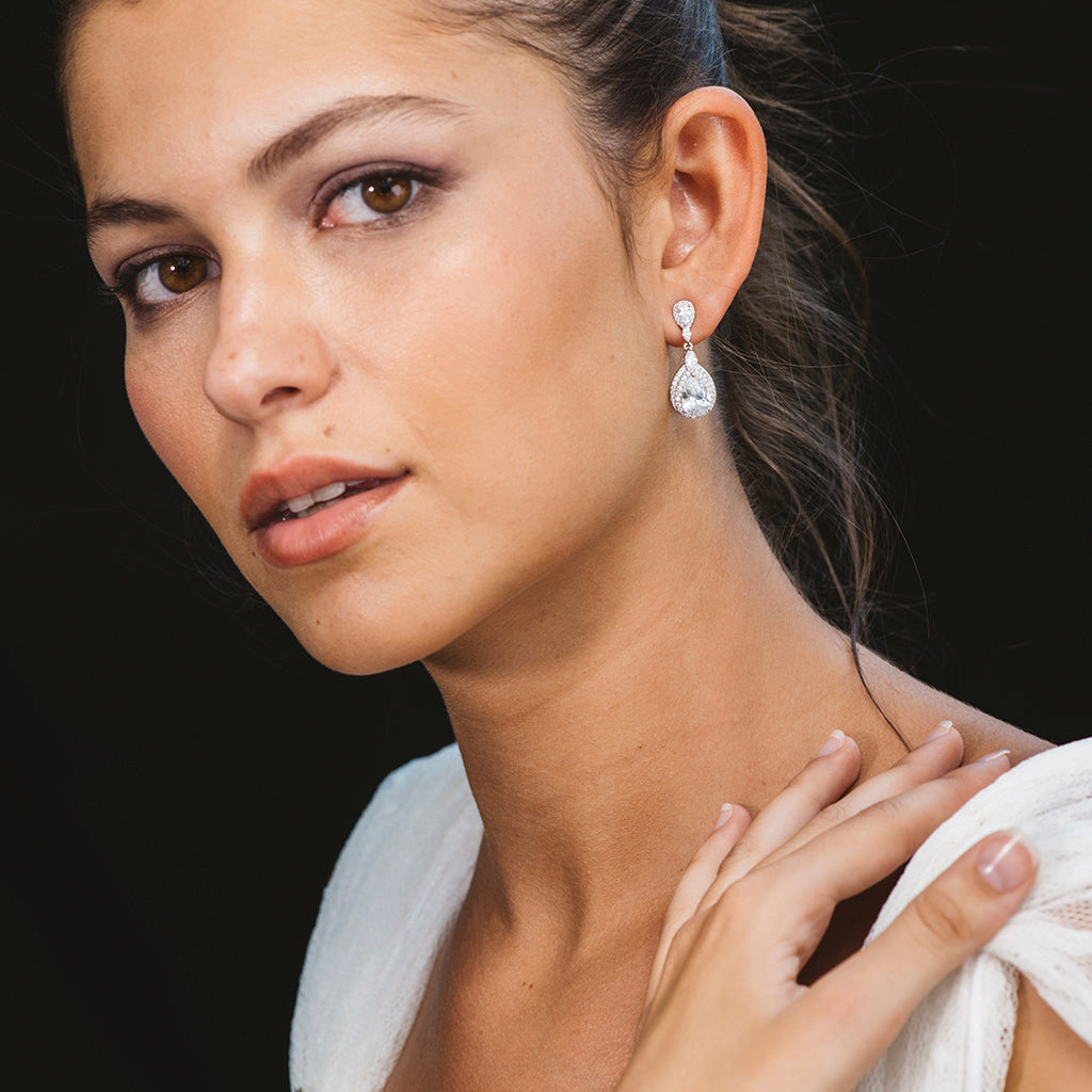 Pendientes de plata en forma de gota de agua con circonitas blancas brillantes, elegantes y sofisticados.