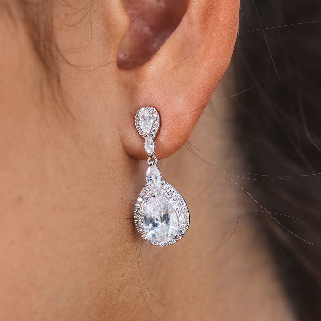 Pendientes de plata en forma de gota de agua con circonitas blancas brillantes, elegantes y sofisticados.