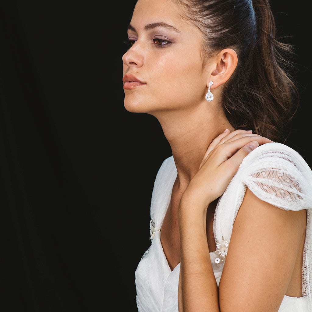 Pendientes de plata en forma de gota de agua con circonitas blancas brillantes, elegantes y sofisticados.
