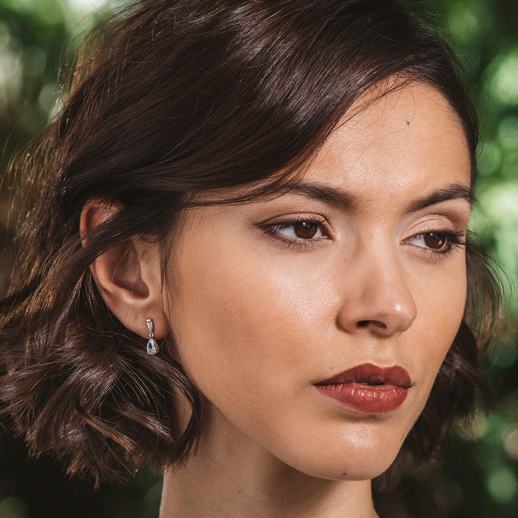 Pendientes de plata en forma de lágrima con circonita blanca brillante, elegantes y sofisticados.