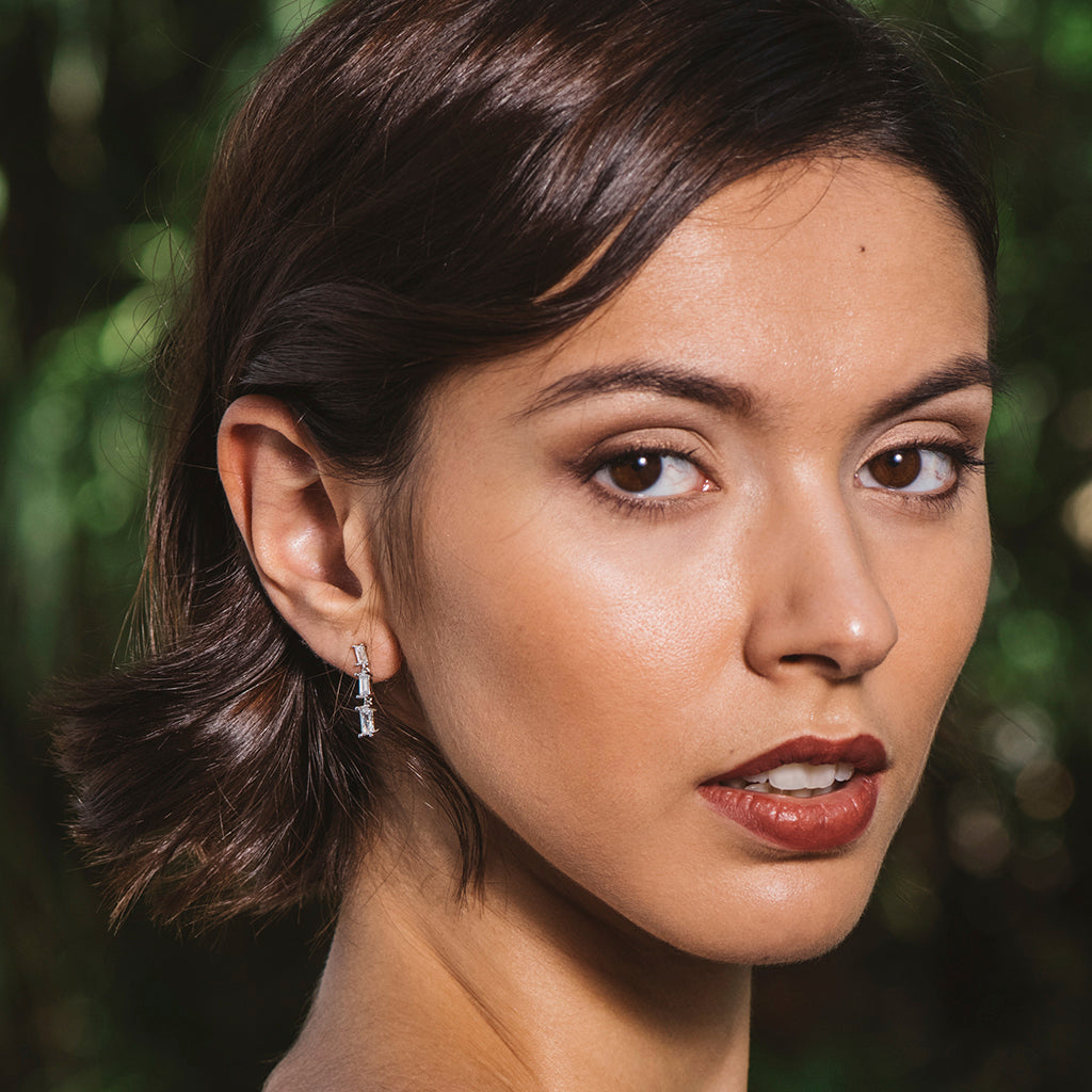 Pendientes largos de plata con circonitas blancas rectangulares engastadas en 4 garras, brillantes y elegantes.