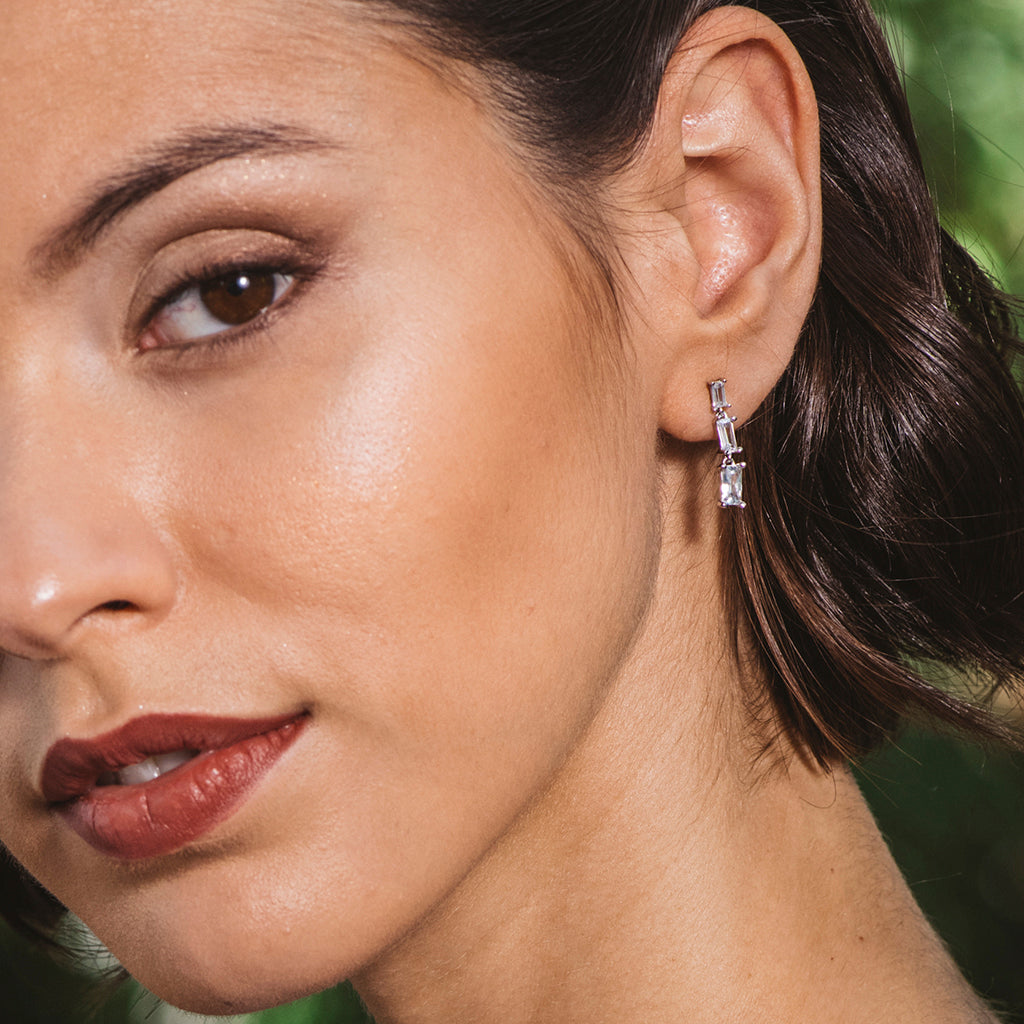 Pendientes largos de plata con circonitas blancas rectangulares engastadas en 4 garras, brillantes y elegantes.