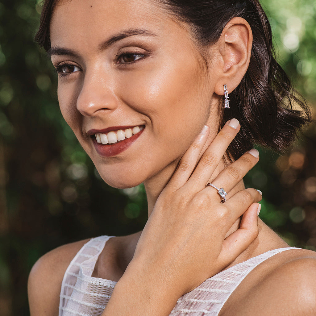 Pendientes largos de plata con circonitas blancas rectangulares engastadas en 4 garras, brillantes y elegantes.