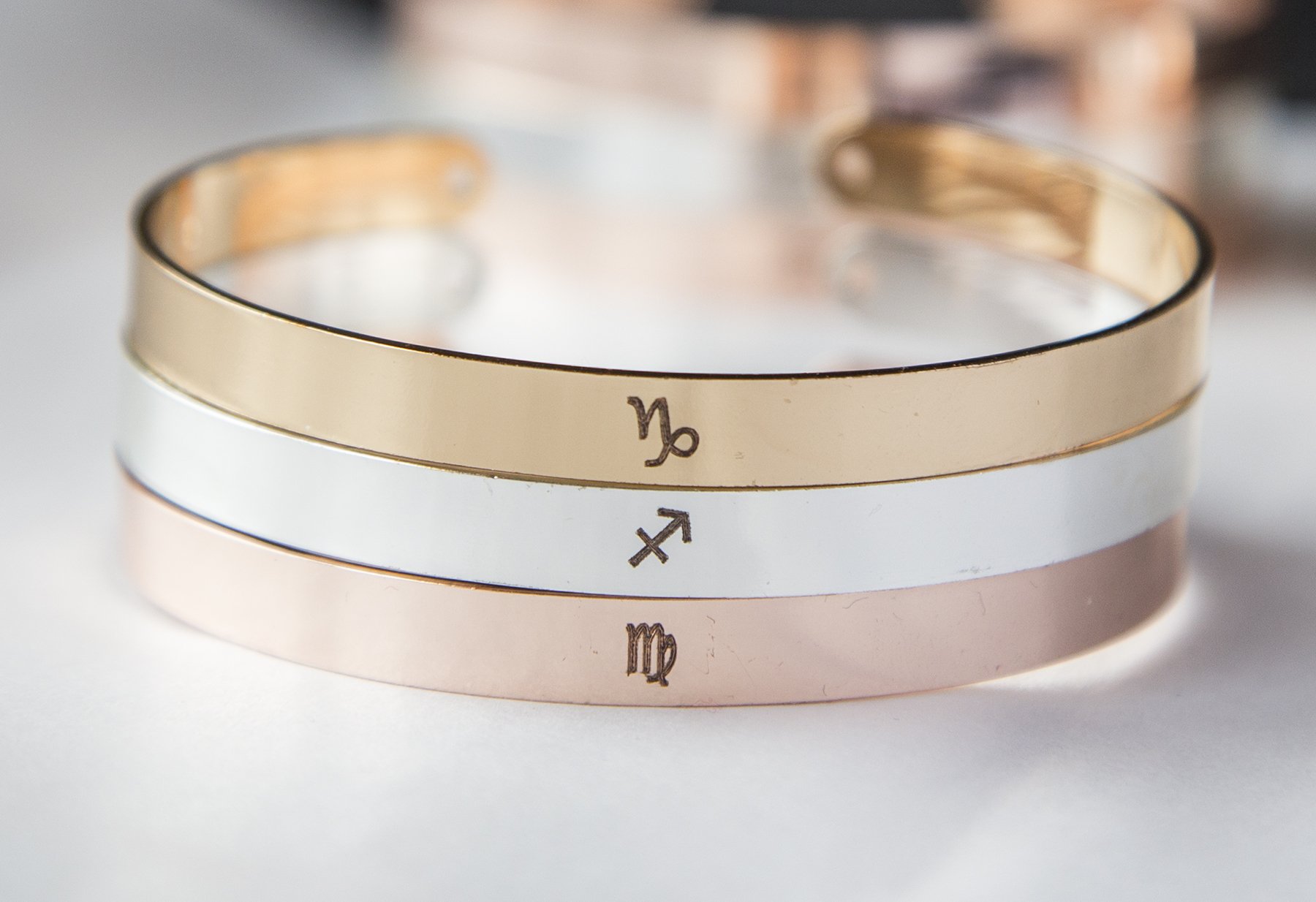 A delicate adjustable bracelet featuring personalized zodiac symbols, showcasing a stylish design suitable for astrology enthusiasts.
