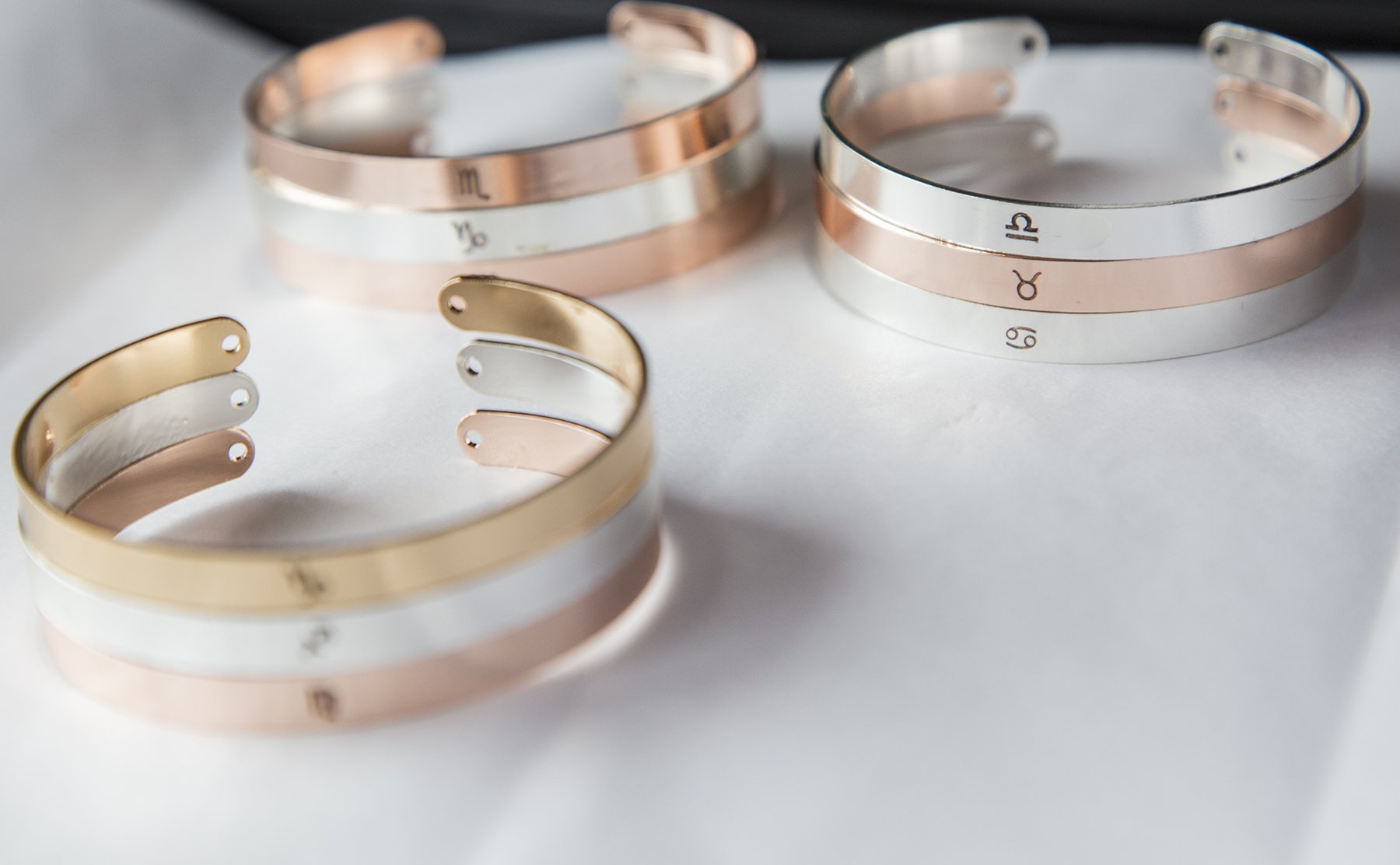 A delicate adjustable bracelet featuring personalized zodiac symbols, showcasing a stylish design suitable for astrology enthusiasts.