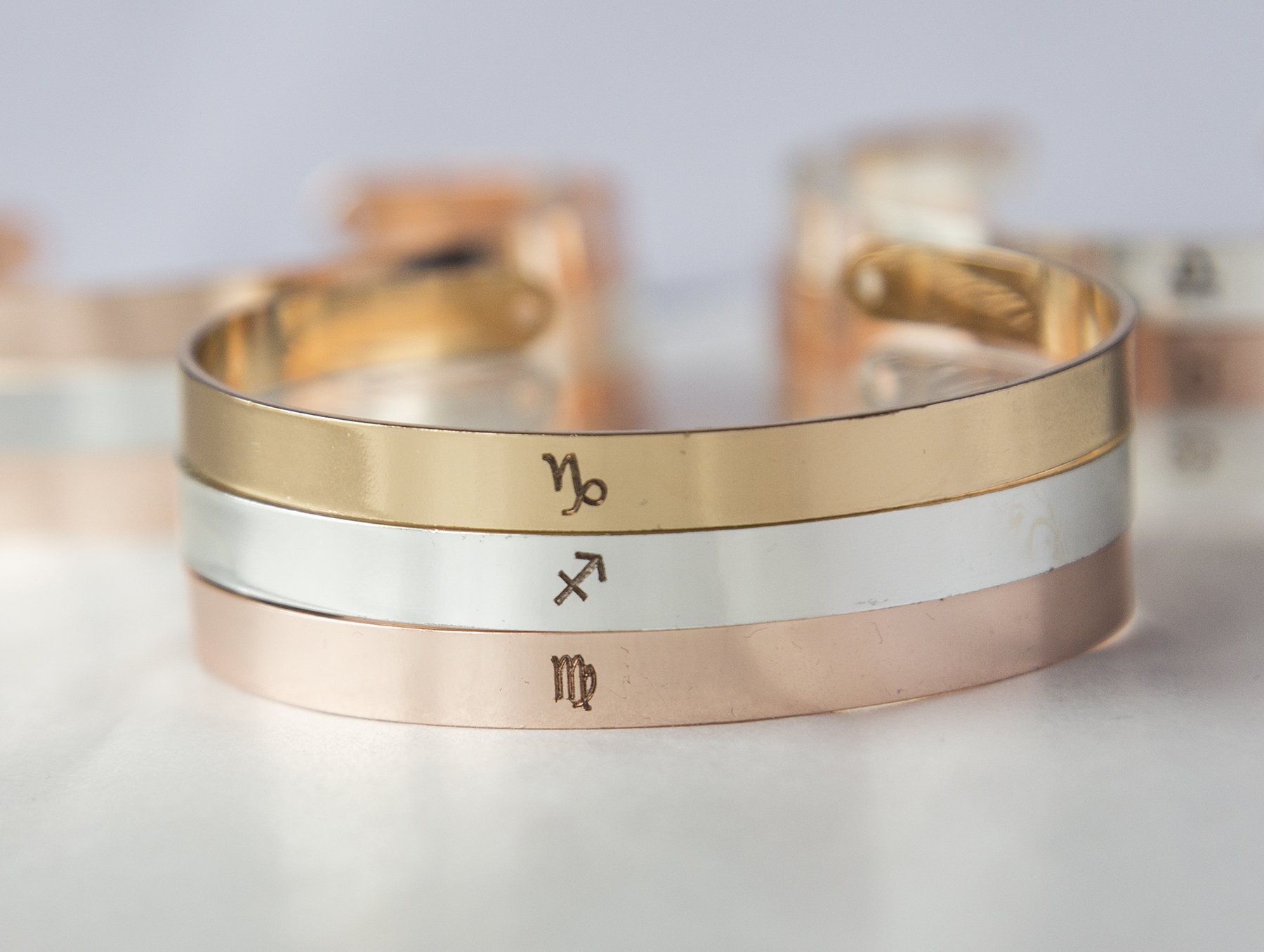 A delicate adjustable bracelet featuring personalized zodiac symbols, showcasing a stylish design suitable for astrology enthusiasts.