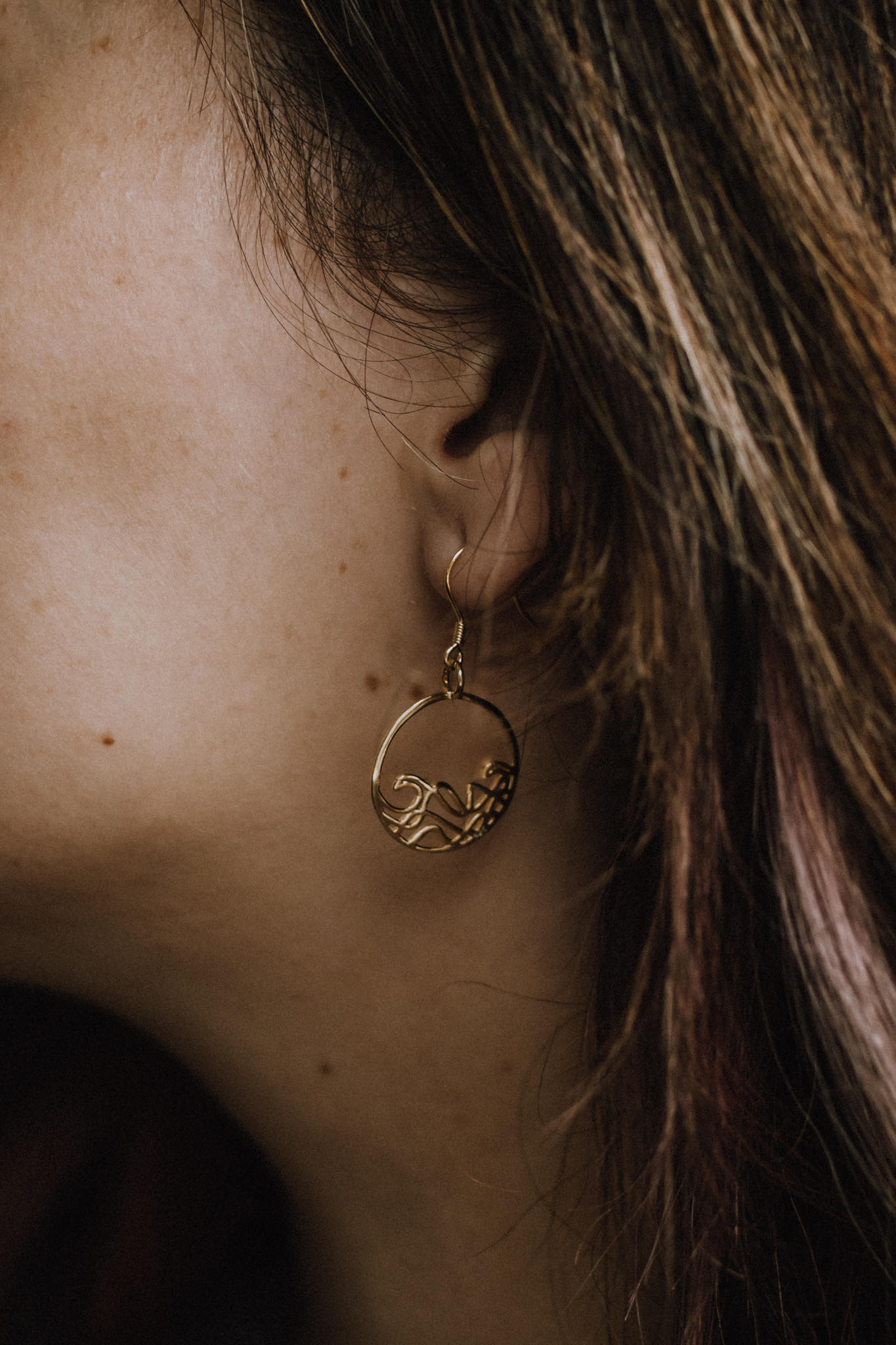 Petite Sombrio Circle Earrings featuring a delicate ocean wave design in 925 Sterling Silver, available in silver, rose gold, and yellow gold.