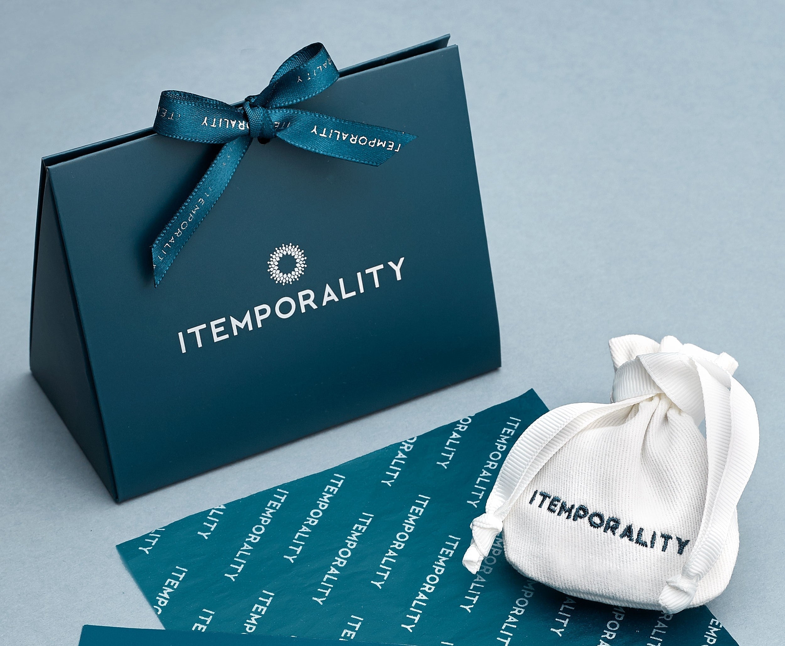 Pulsera elegante bañada en oro amarillo con circonitas blancas, motivos de llave y candado, ajustable y con cierre seguro.