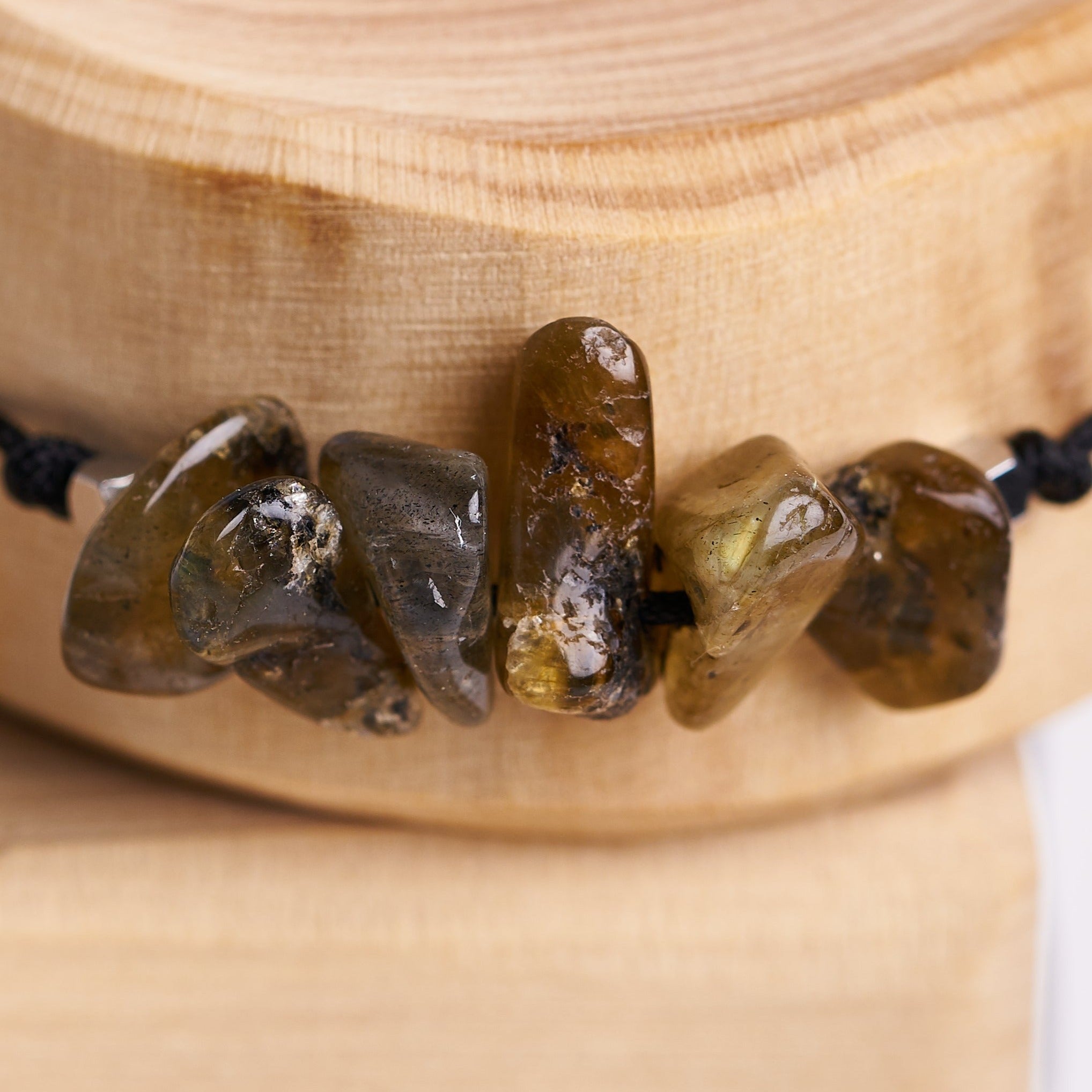 Pulsera de labradorita hecha a mano con piedras naturales, ajustable y cómoda, ideal para uso diario y regalo.