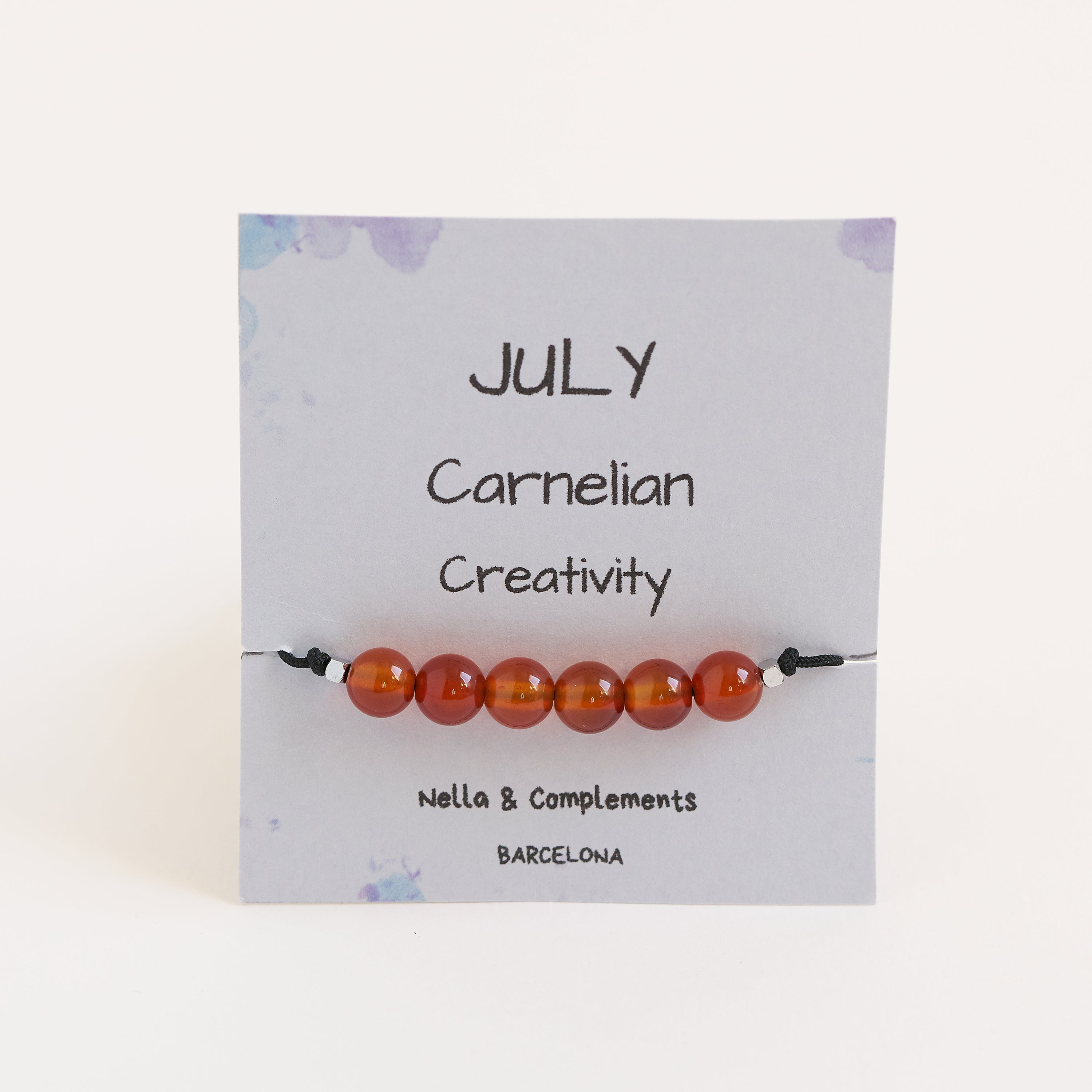 Pulsera de hilo negro con piedras de cornalina roja, ajustable y hecha a mano, ideal como regalo de cumpleaños para el mes de Julio.