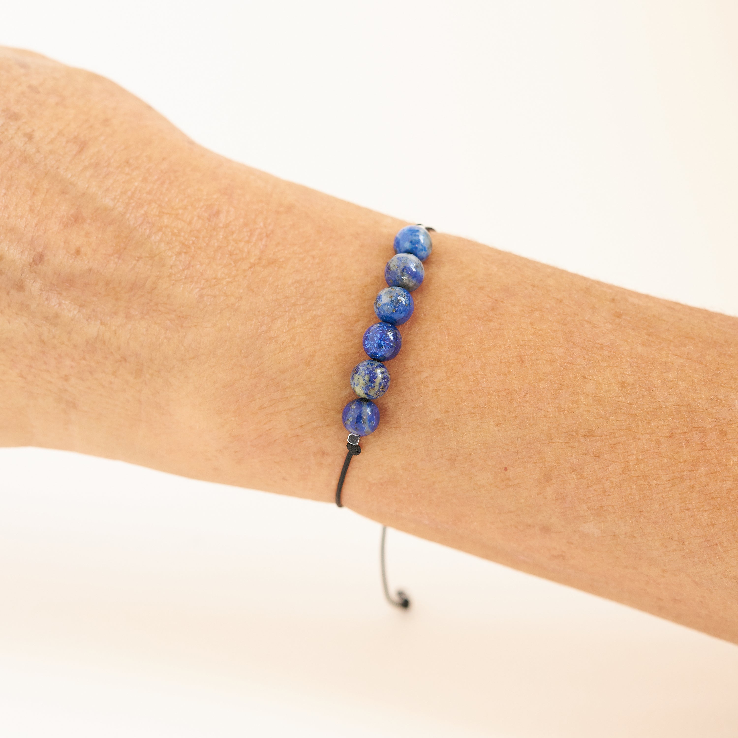 Pulsera ajustable de lapislázuli, hecha a mano, con hilo negro y tarjeta de cumpleaños de septiembre.