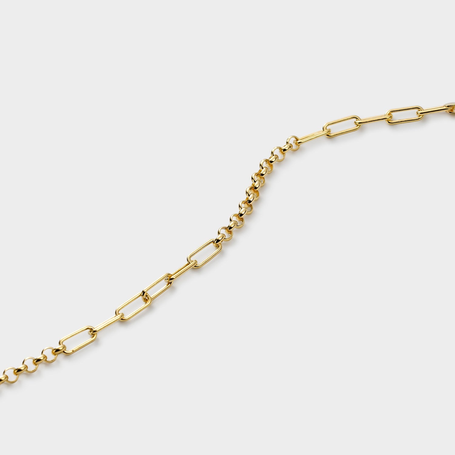 Pulsera de plata bañada en oro amarillo de 18K con eslabones redondos y rectangulares, elegante y sofisticada.