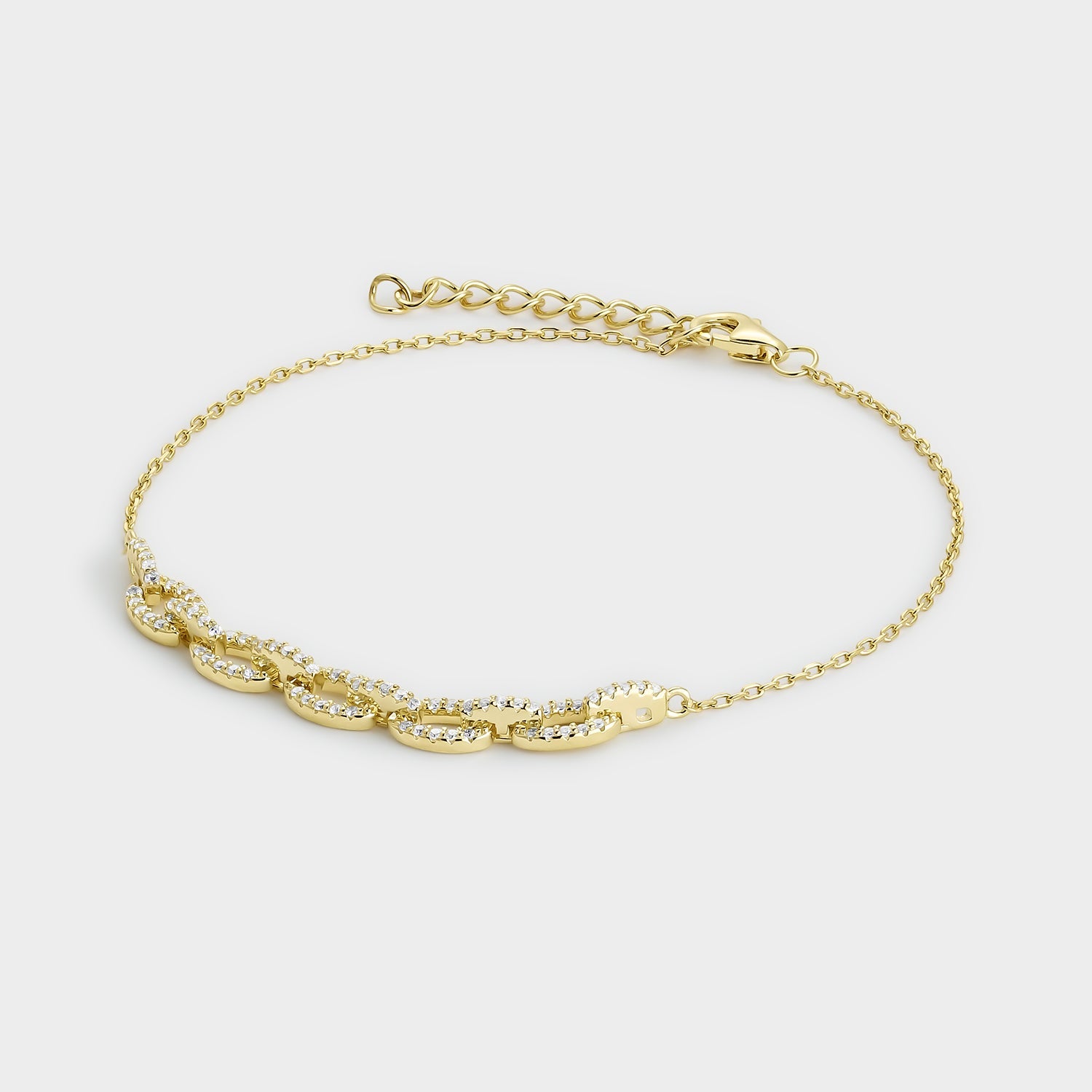 Pulsera de plata bañada en oro amarillo con circonitas blancas, mostrando su diseño elegante y eslabones grandes.