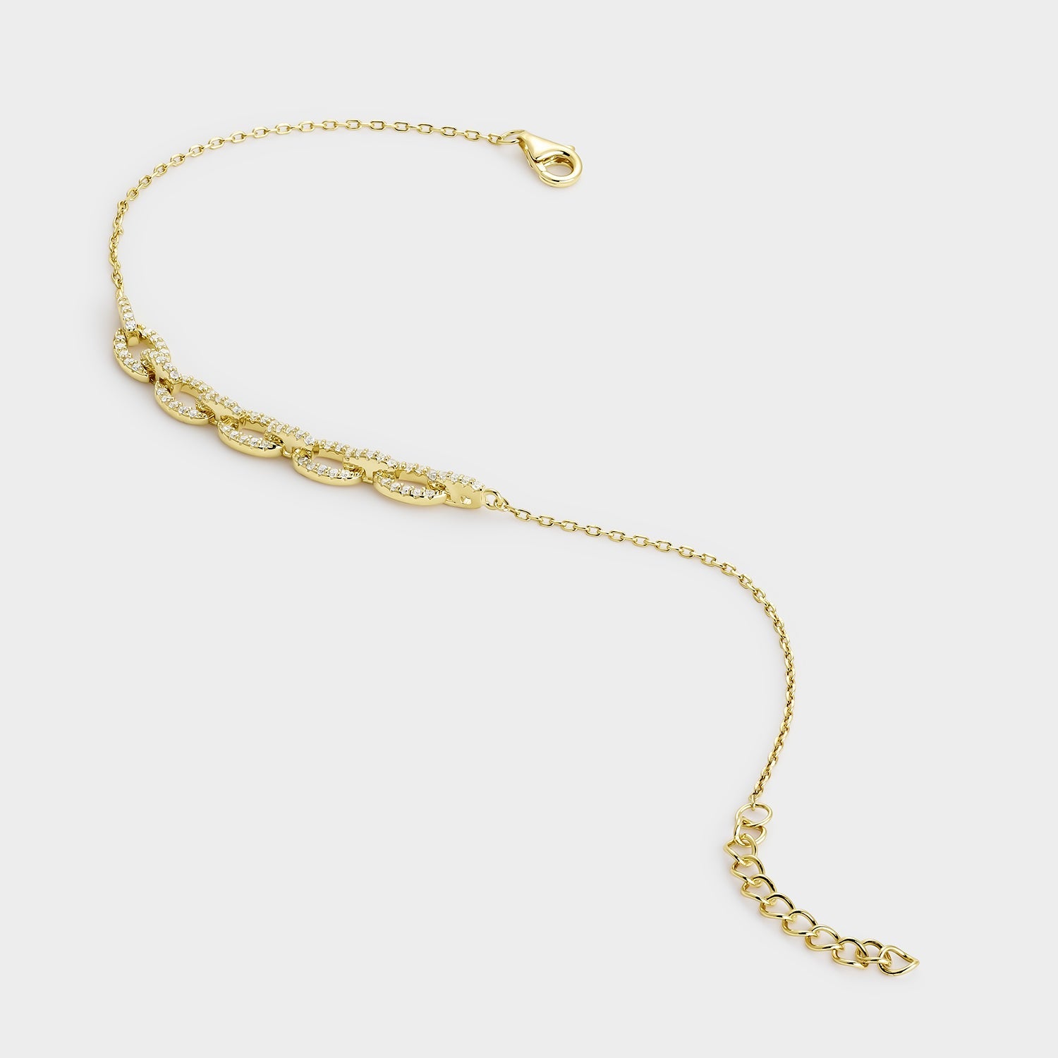 Pulsera de plata bañada en oro amarillo con circonitas blancas, mostrando su diseño elegante y eslabones grandes.