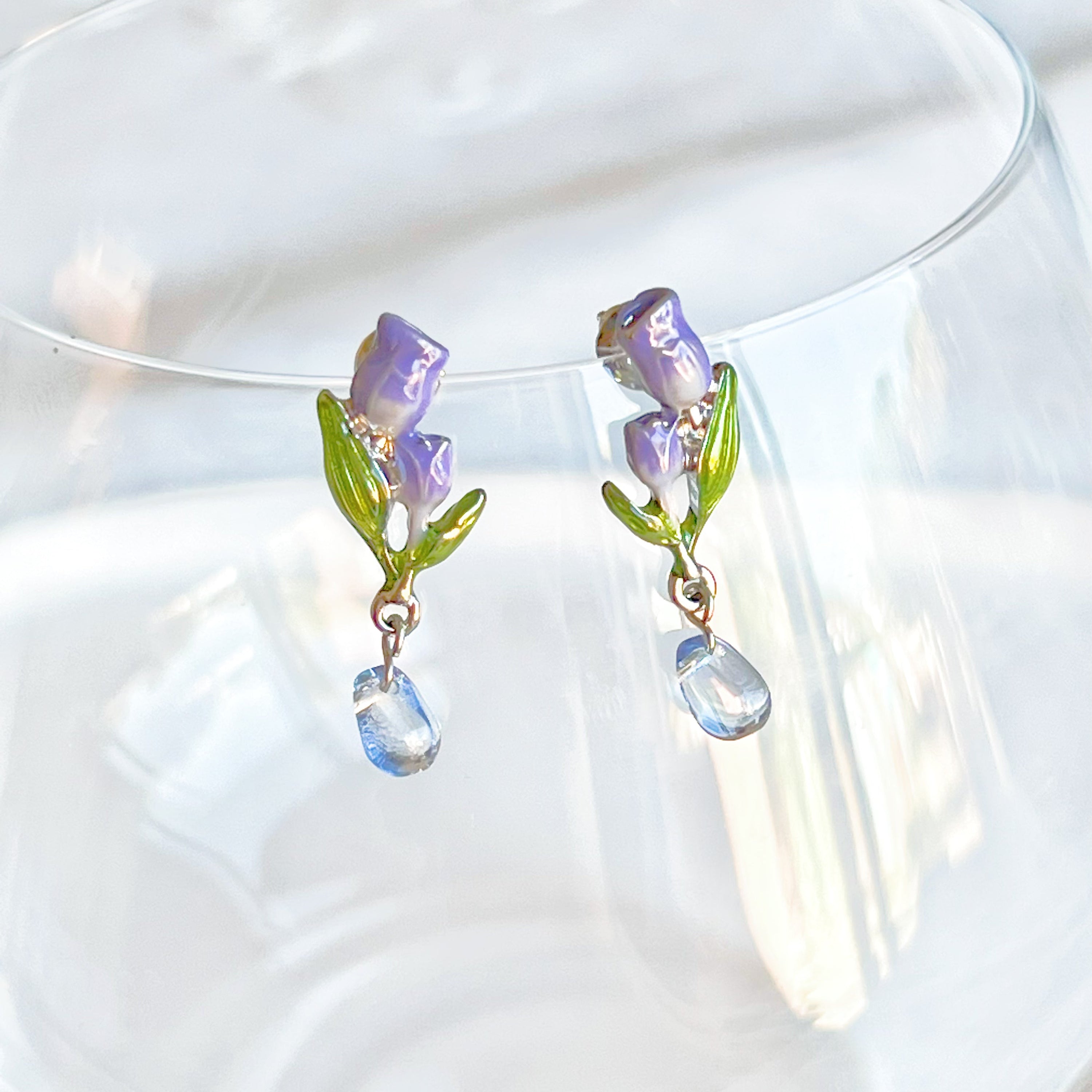 Elegant purple tulips drop earrings with gold plated bronze and sterling silver details, showcasing a beautiful floral design.