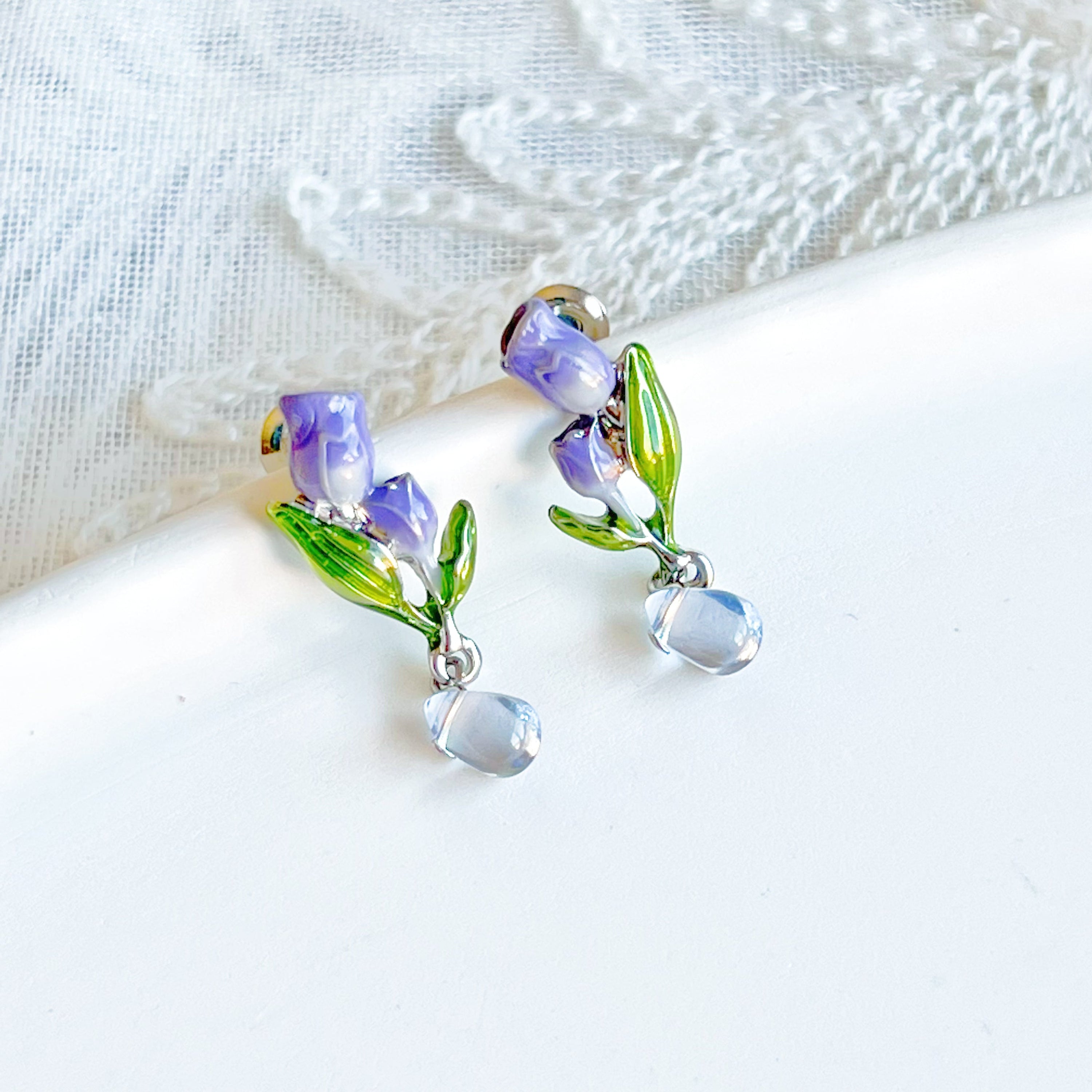 Elegant purple tulips drop earrings with gold plated bronze and sterling silver details, showcasing a beautiful floral design.
