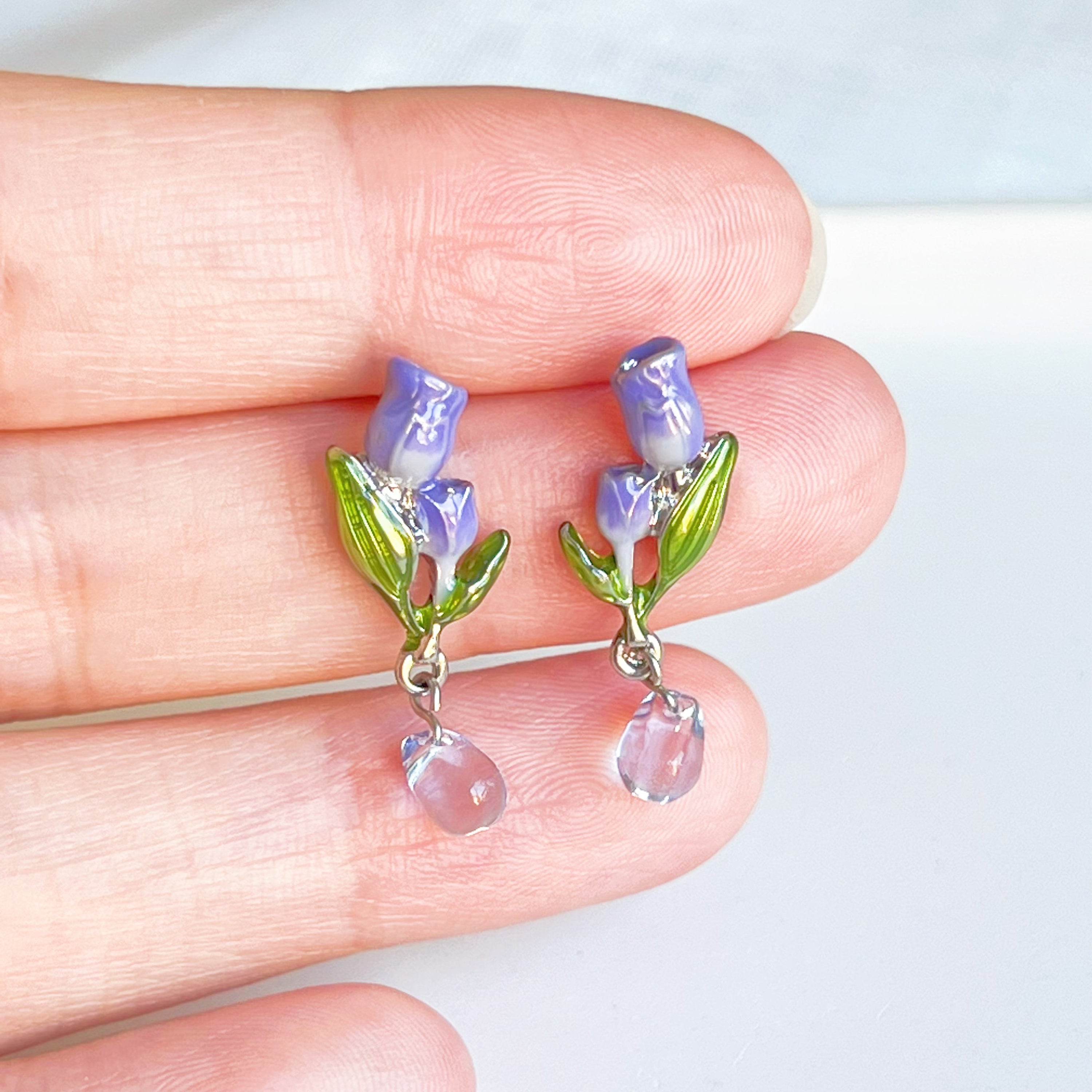 Elegant purple tulips drop earrings with gold plated bronze and sterling silver details, showcasing a beautiful floral design.