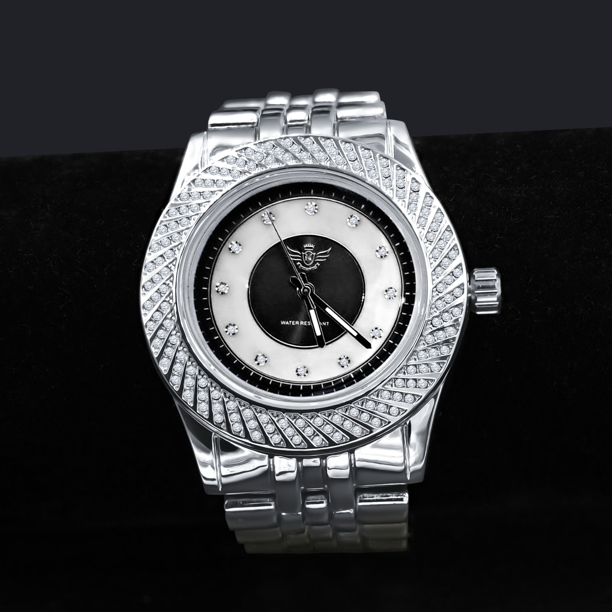 SHELLAC Hip Hop Metal Watch showcasing a refulgent dial and elegant design, perfect for trendsetters.