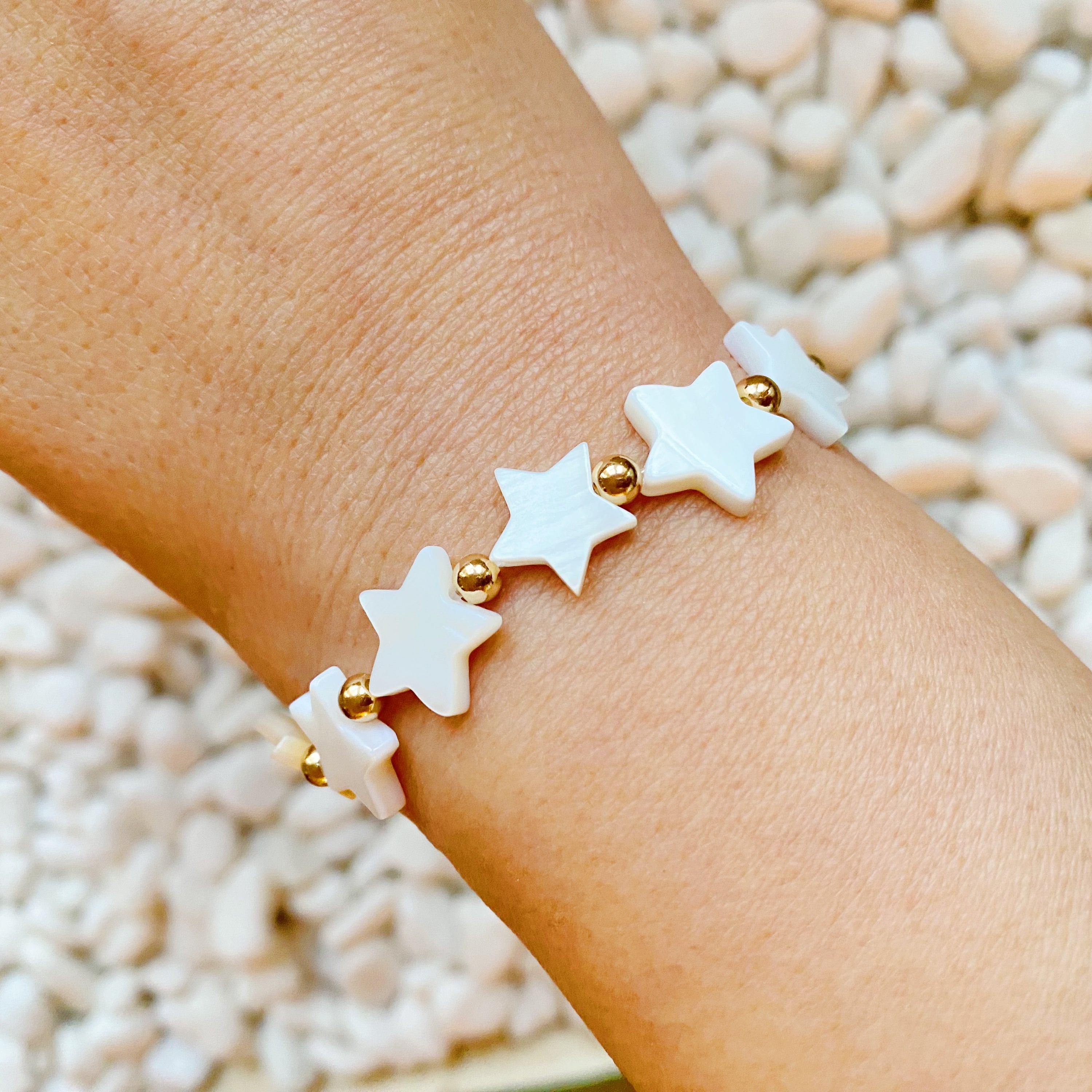 A stylish Shelly Star Stretch Bracelet featuring adorable star-shaped shell beads, showcasing its stretch design and vibrant colors.