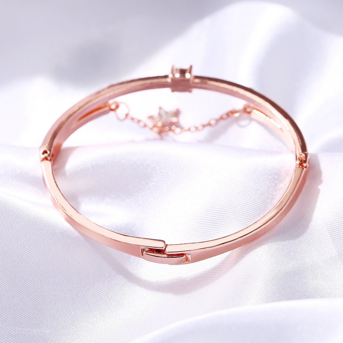 Elegant Star Drop Bracelet featuring Austrian Crystals, 18K rose gold plated, made in Italy, showcasing a stunning design.
