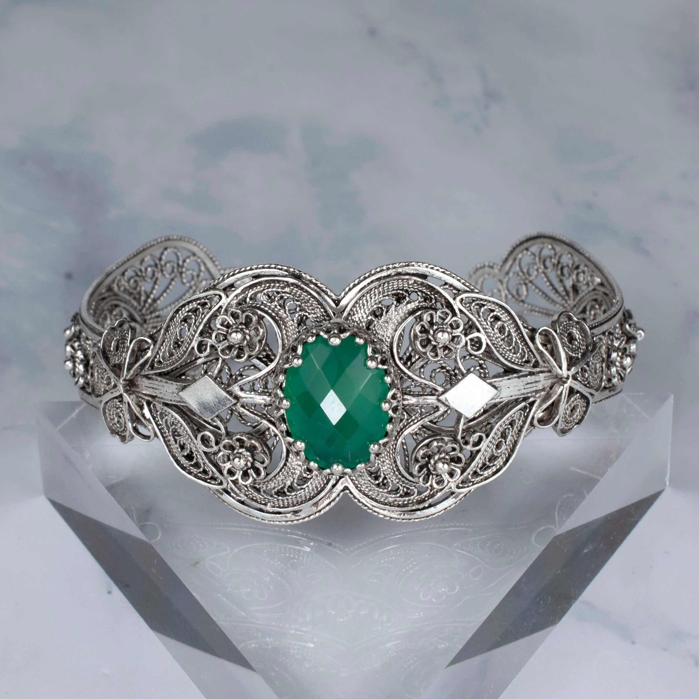 Sterling Silver Filigree Art Cuff Bracelet featuring a 12 ct Green Agate Gemstone, showcasing intricate metalwork and elegant design.