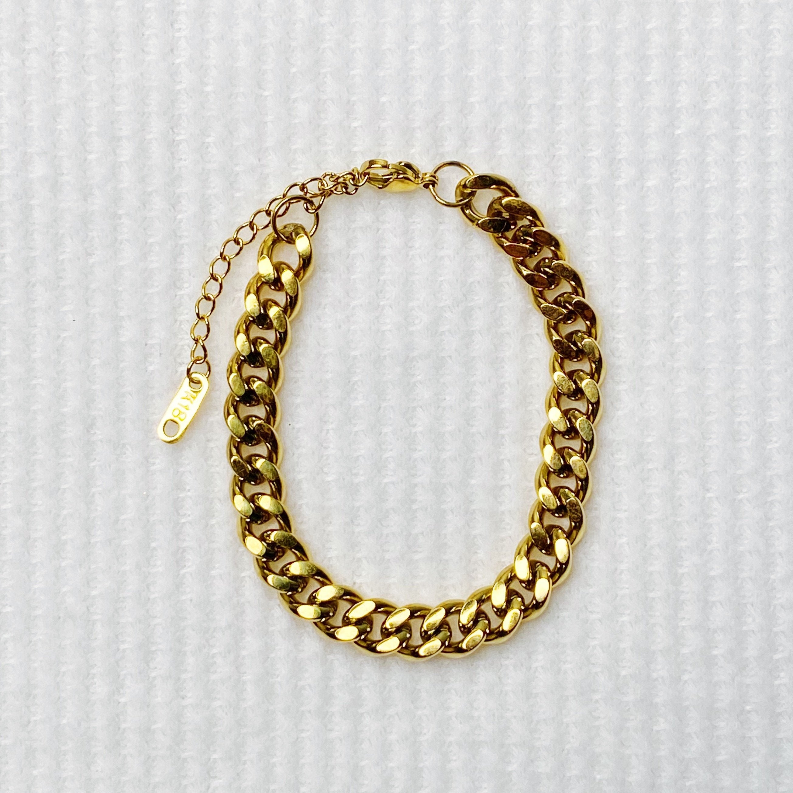 Stylish Cuban Chain Bracelet in 18K gold plating, showcasing its classic design and multiple size options.