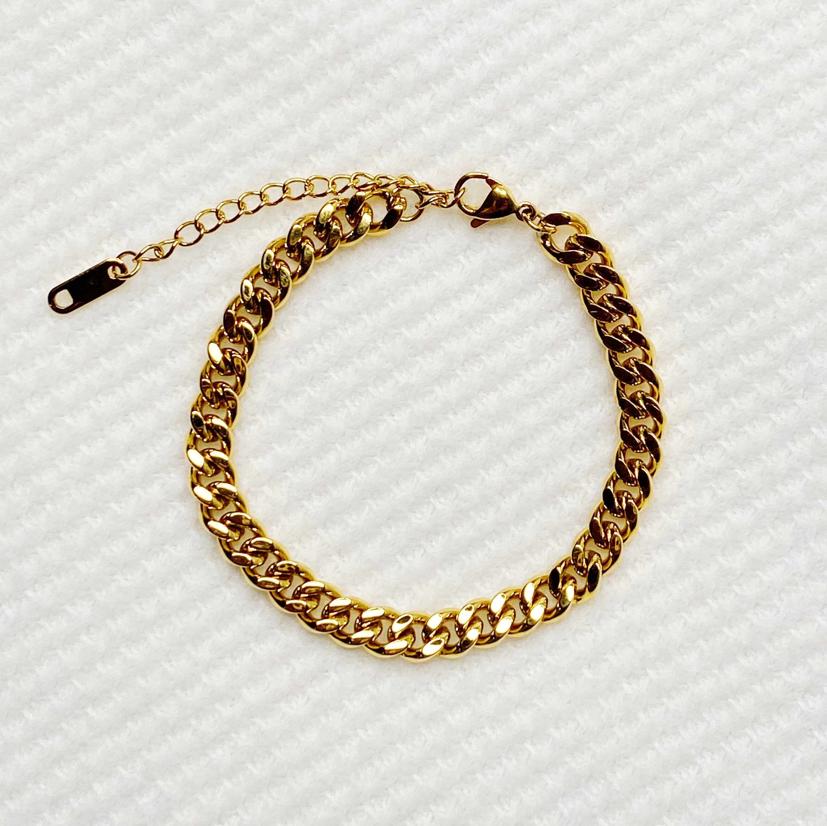 Stylish Cuban Chain Bracelet in 18K gold plating, showcasing its classic design and multiple size options.