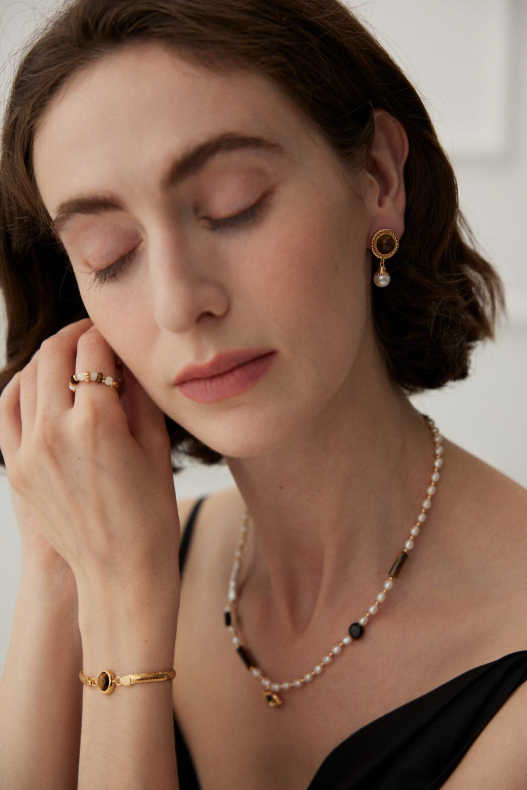 Vintage elegance Tiger's Eye and Pearl Pendant Earrings crafted from 925 silver, featuring a unique design with warm hues and natural pearls.