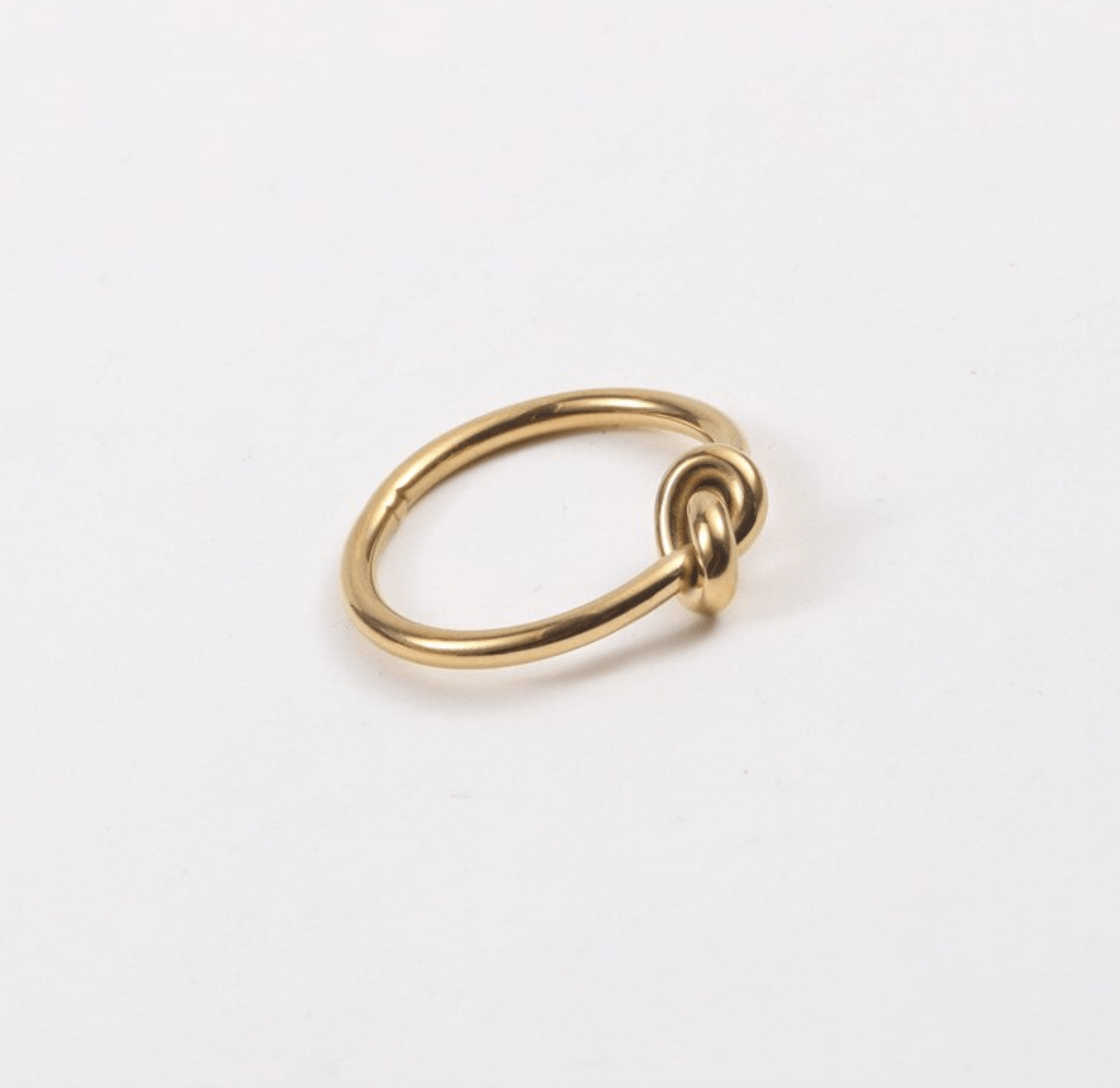 Syrakus Simple Gold Knot Ring showcasing a sleek design with a gold finish, symbolizing unity and connection.