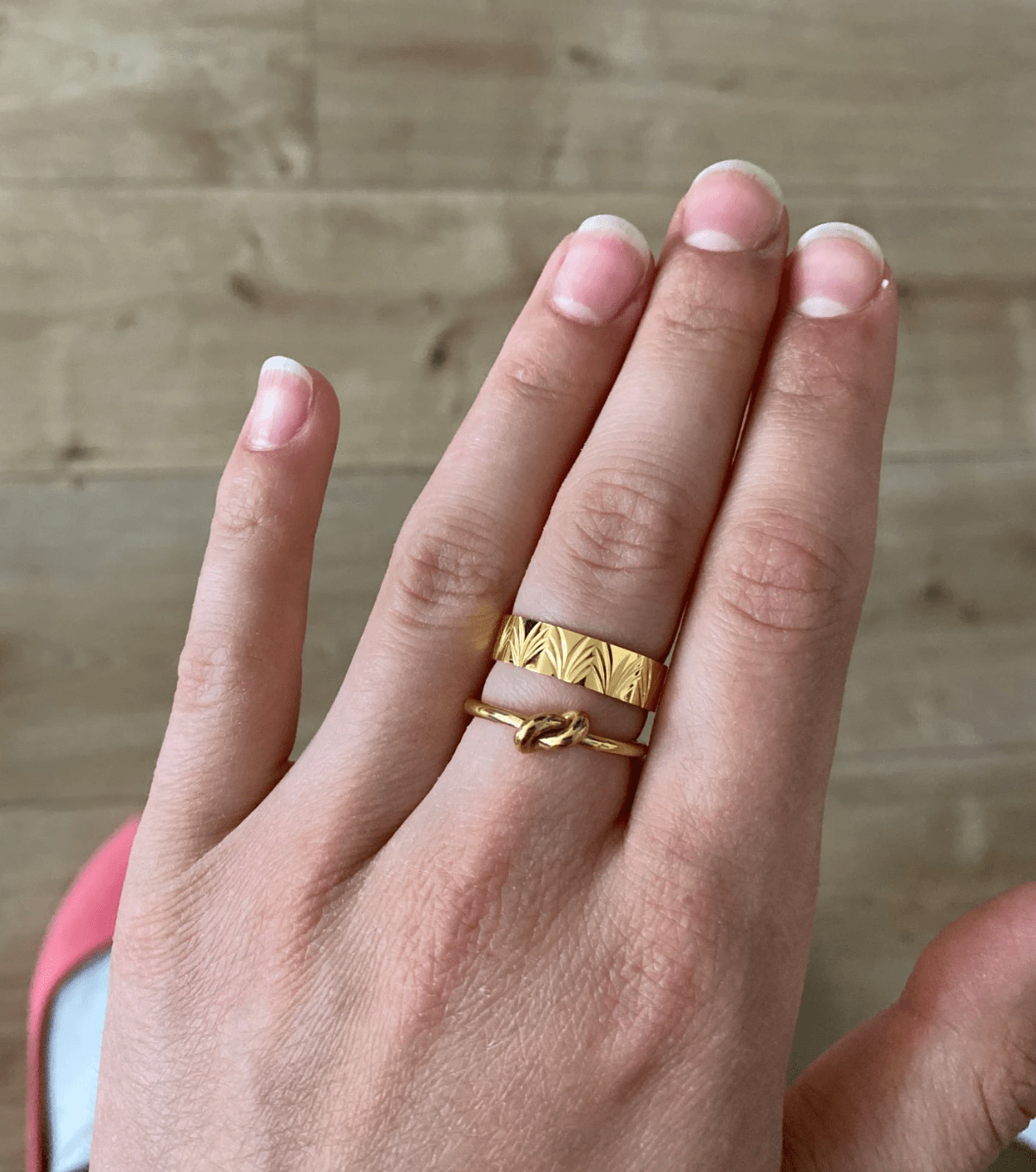 Syrakus Simple Gold Knot Ring showcasing a sleek design with a gold finish, symbolizing unity and connection.