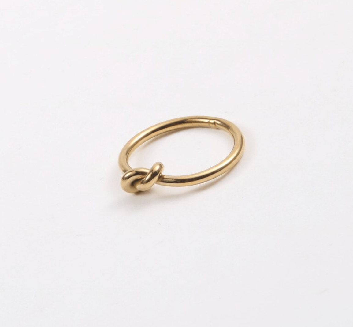Syrakus Simple Gold Knot Ring showcasing a sleek design with a gold finish, symbolizing unity and connection.