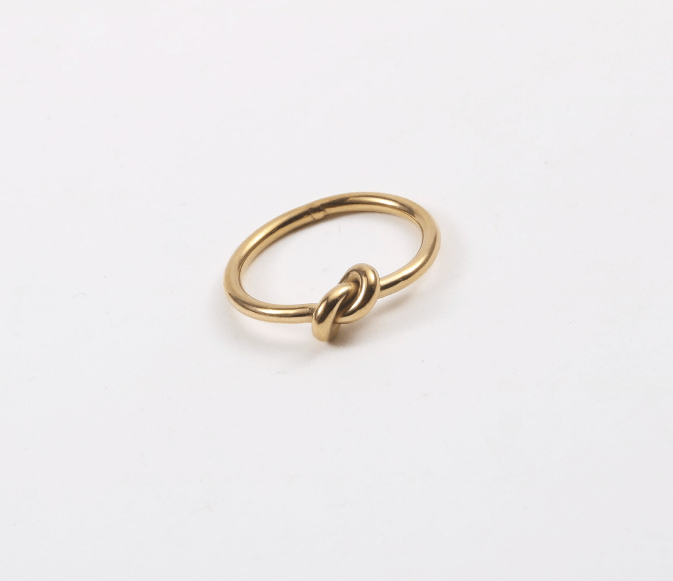 Syrakus Simple Gold Knot Ring showcasing a sleek design with a gold finish, symbolizing unity and connection.