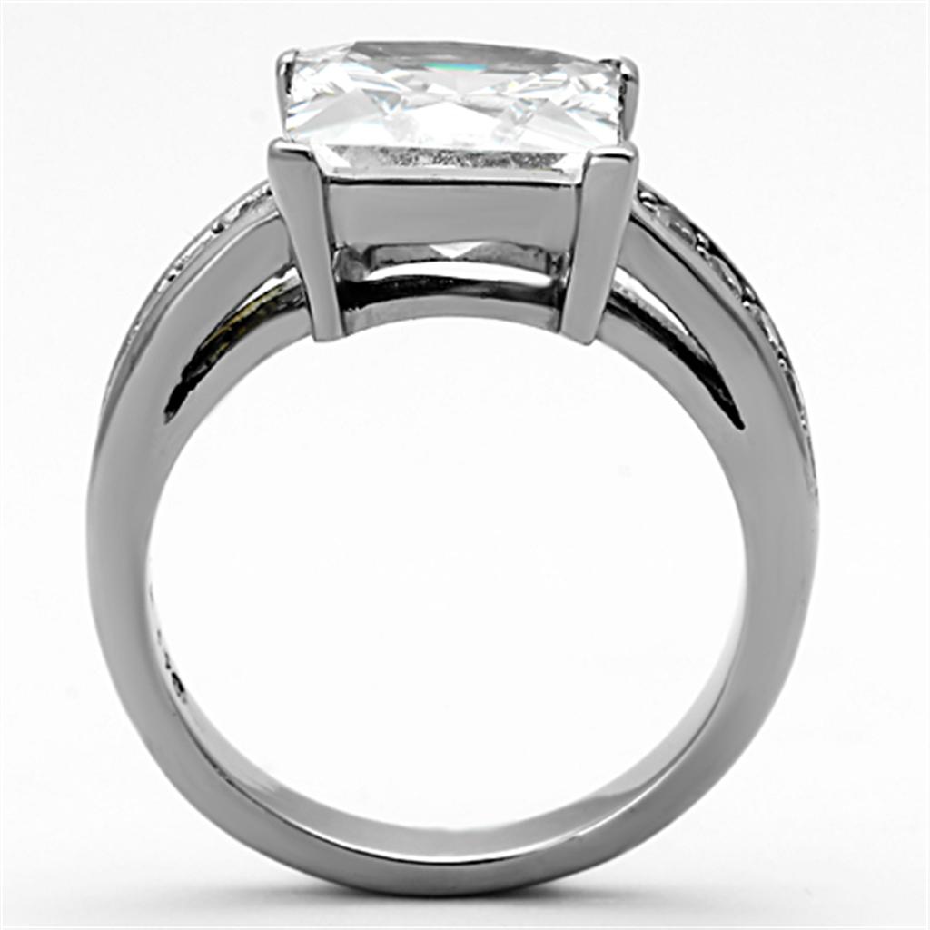 Solitaire engagement ring with diamond