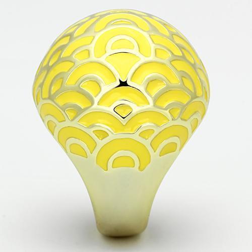 TK873 IP Gold Stainless Steel Ring featuring a vibrant Topaz Epoxy center stone, showcasing its elegant design and luxurious finish.