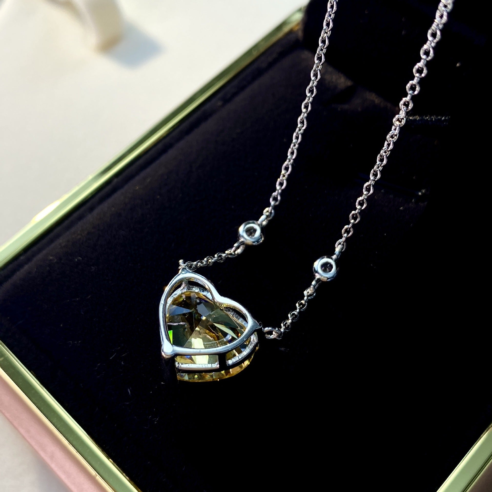 Elegant heart necklace made of 925 sterling silver and white gold, featuring a 52cm chain.
