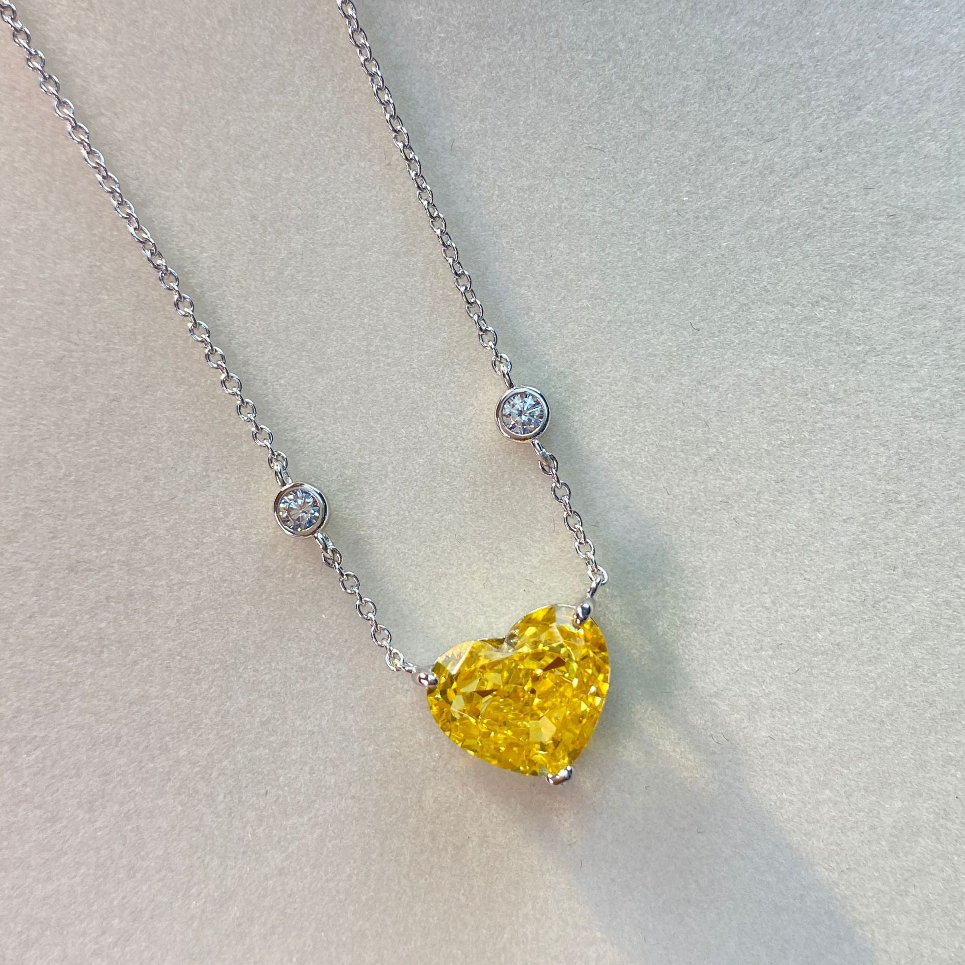 Elegant heart necklace made of 925 sterling silver and white gold, featuring a 52cm chain.