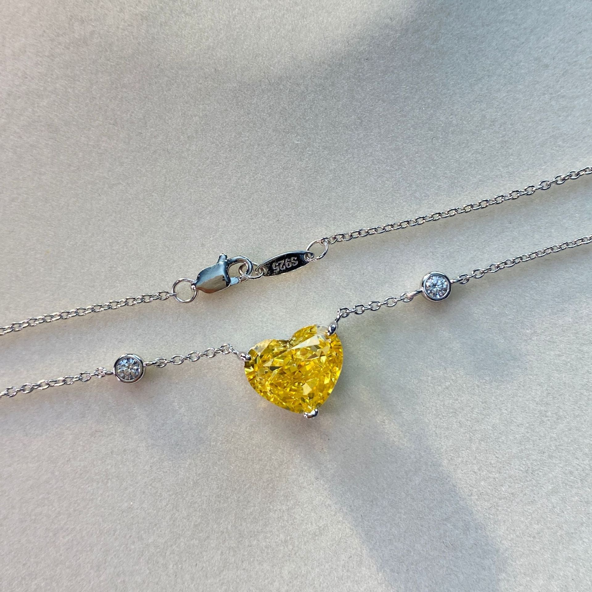 Elegant heart necklace made of 925 sterling silver and white gold, featuring a 52cm chain.