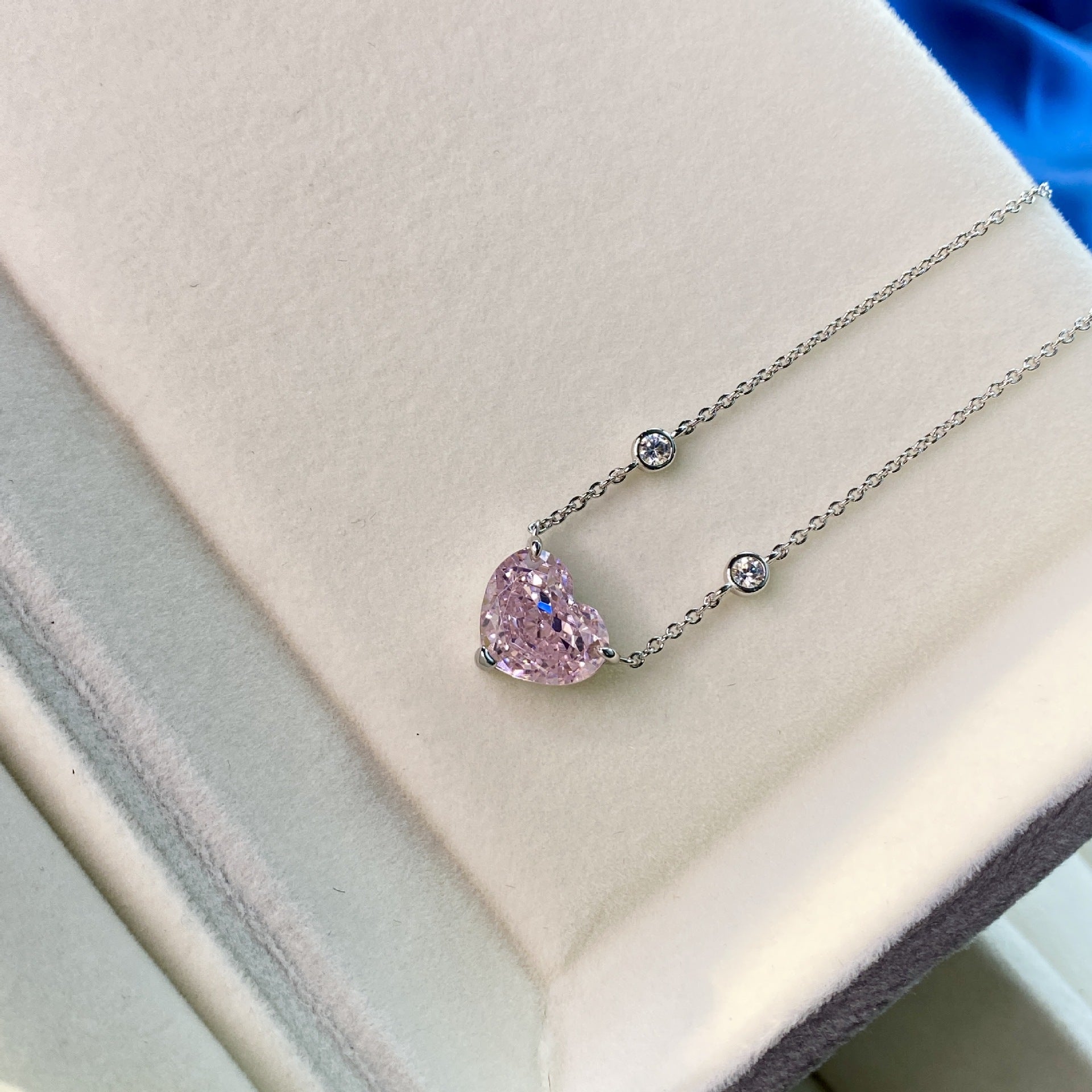 Elegant heart necklace made of 925 sterling silver and white gold, featuring a 52cm chain.