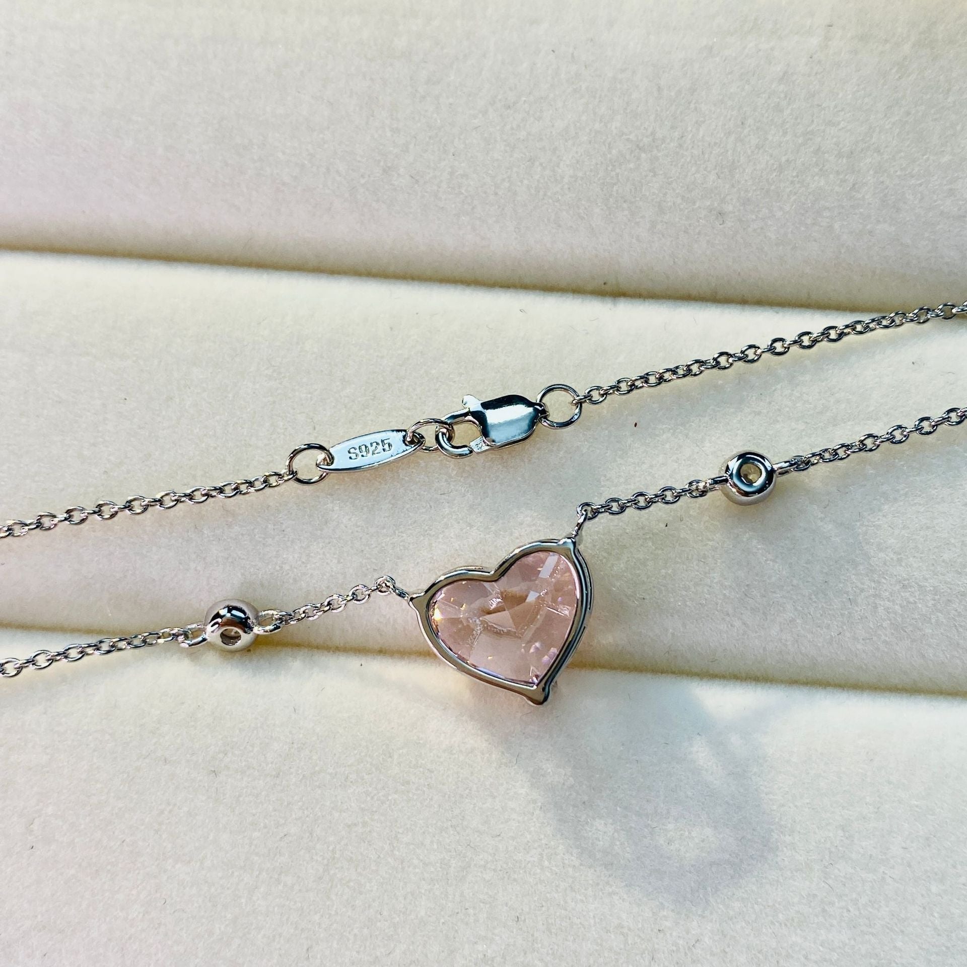 Elegant heart necklace made of 925 sterling silver and white gold, featuring a 52cm chain.