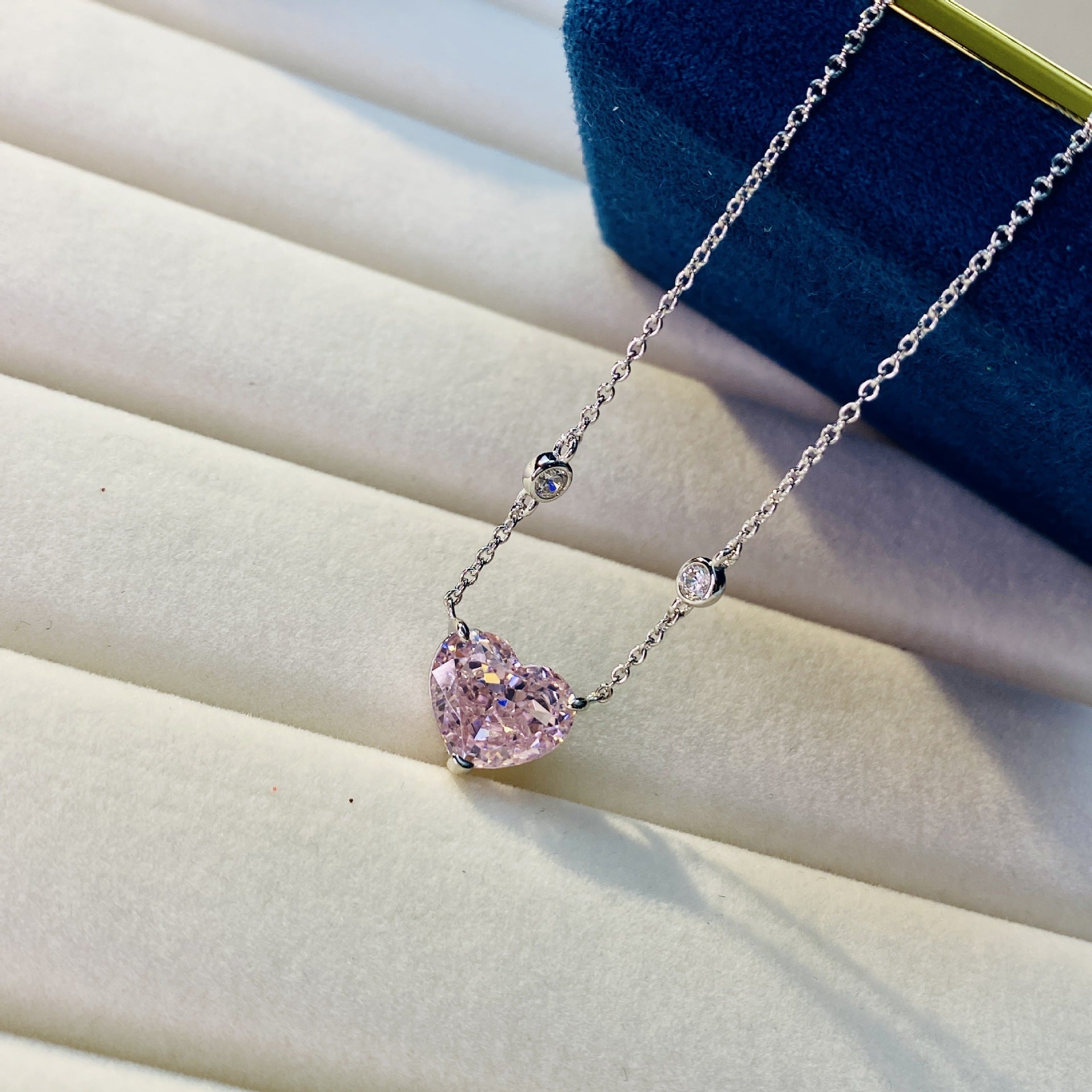 Elegant heart necklace made of 925 sterling silver and white gold, featuring a 52cm chain.