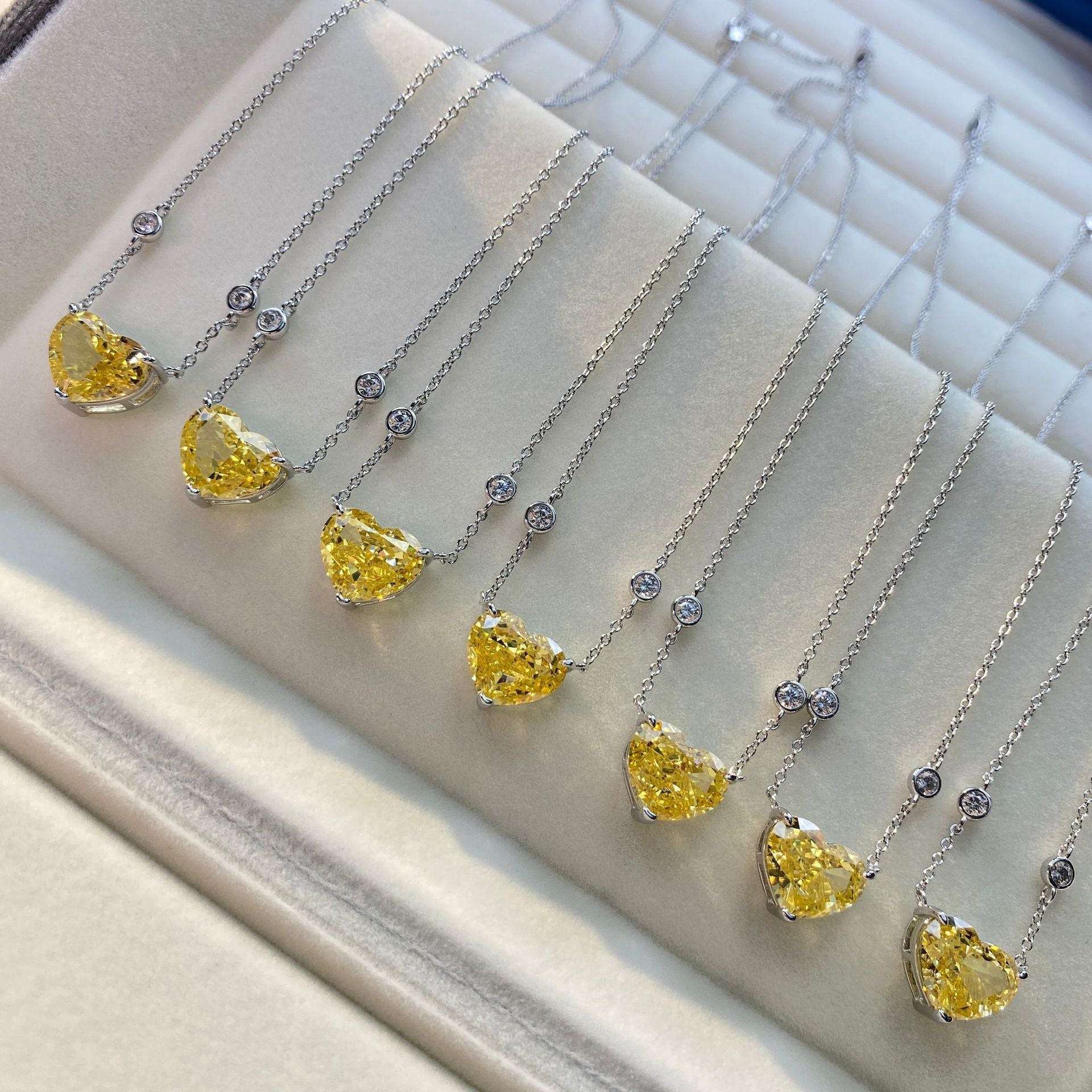 Elegant heart necklace made of 925 sterling silver and white gold, featuring a 52cm chain.