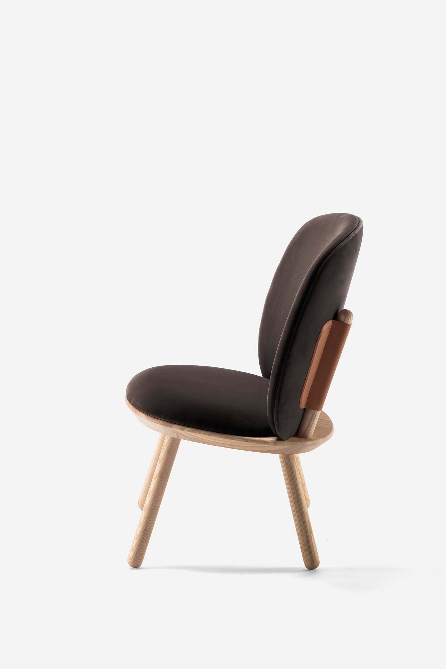 Naïve Low Chair in Black Solid Ash featuring a leather strap backrest, showcasing its elegant design and sturdy construction.