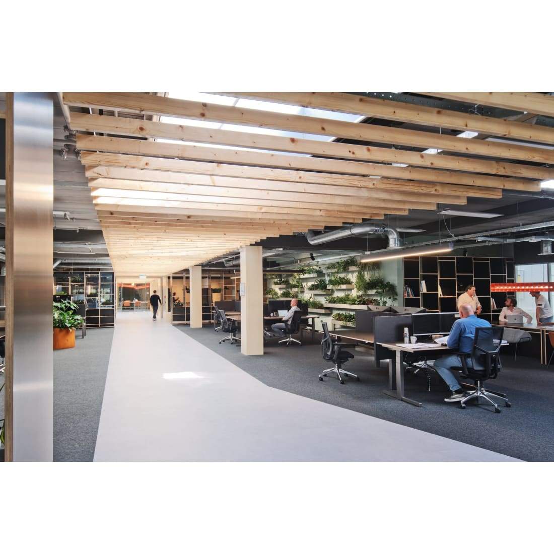 Workliving Zuidas Mesh Black Edition bureaustoel met ergonomisch design, zwart netbespanning en gestoffeerde zitting, ideaal voor langdurig gebruik.