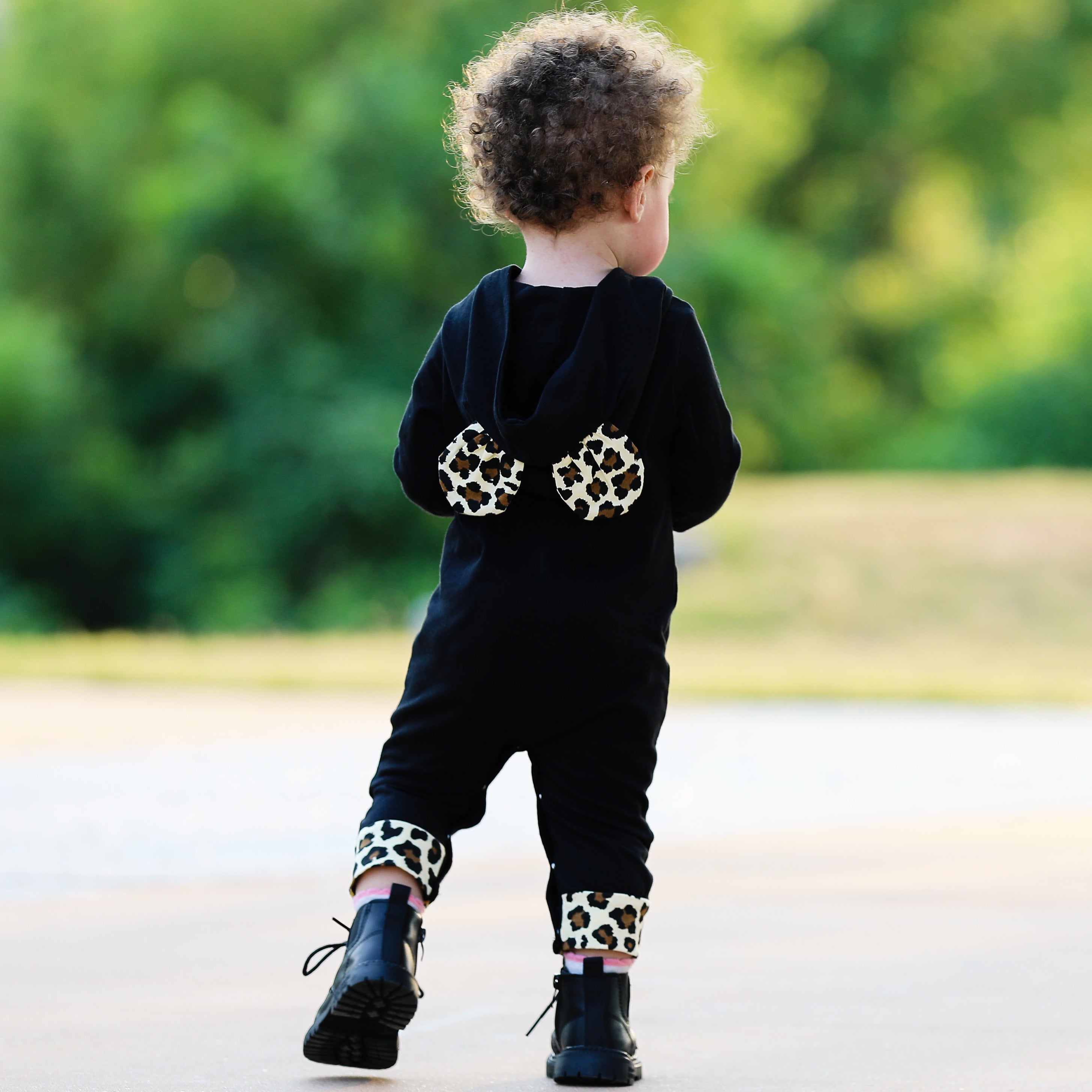 AnnLoren Girls Long Sleeve Leopard Heart Romper Hoodie featuring a black design with leopard ears and a kangaroo pocket.