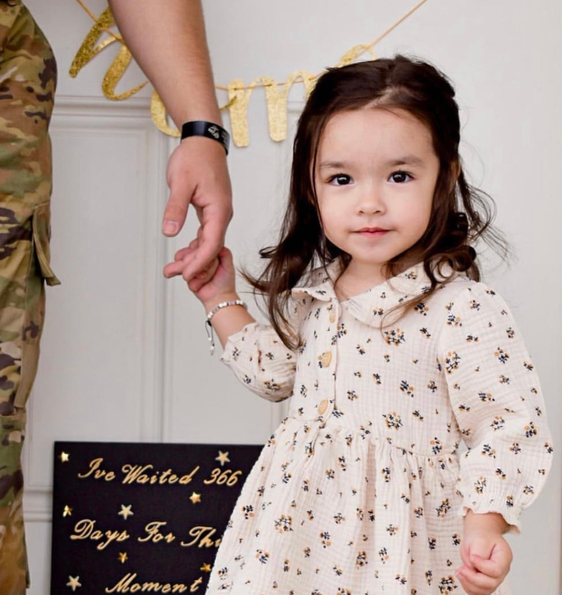 A charming double gauze dress with a cream base and gold floral print, featuring a Peter pan collar and puff sleeves.